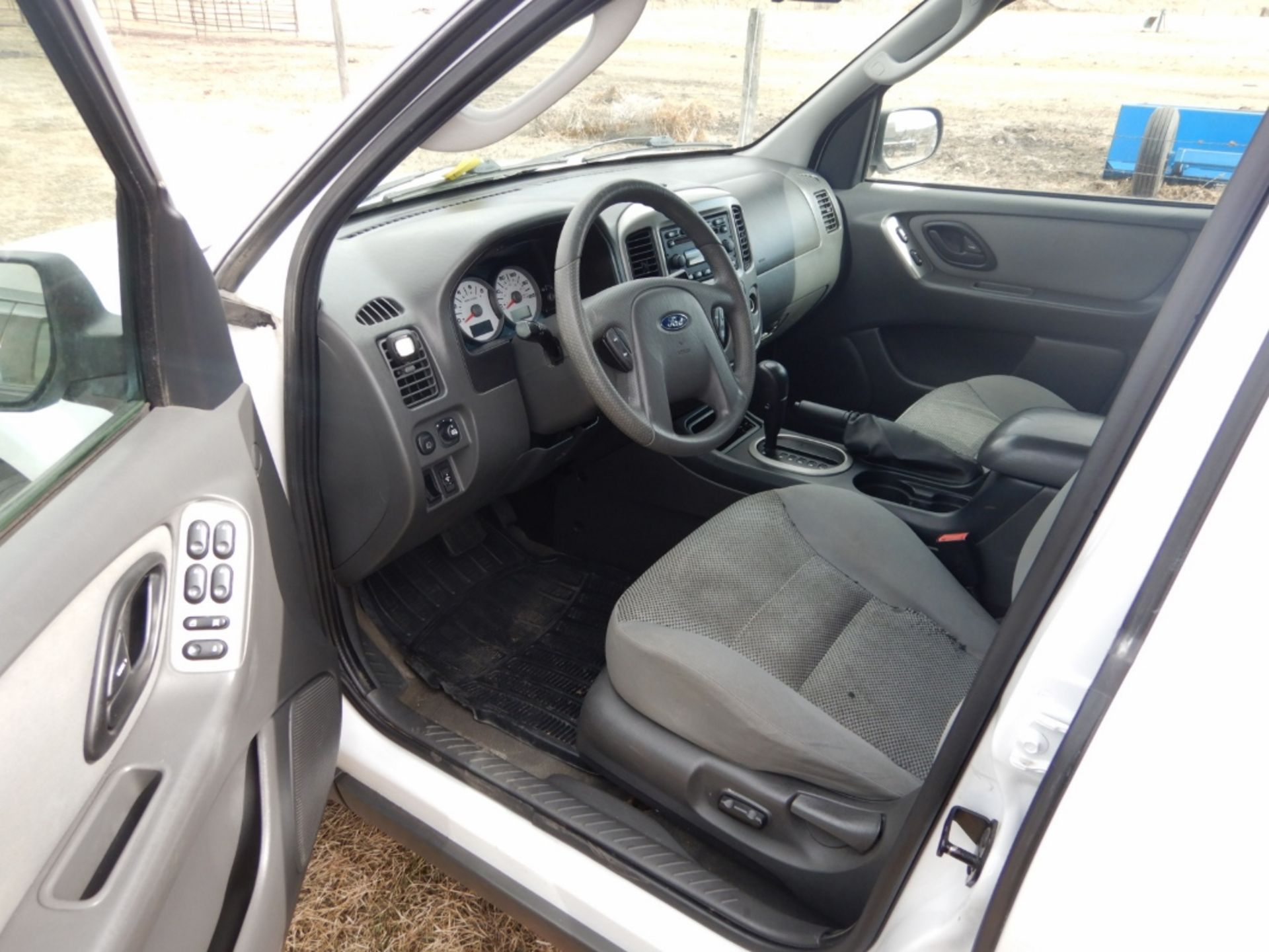 2005 FORD ESCAPE XLT, AWD, 3.0L V6, AUTOMATIC, POWER WINDOW, POWER DOOR LOCKS, 269,904 KM'S SHOWING, - Image 8 of 10