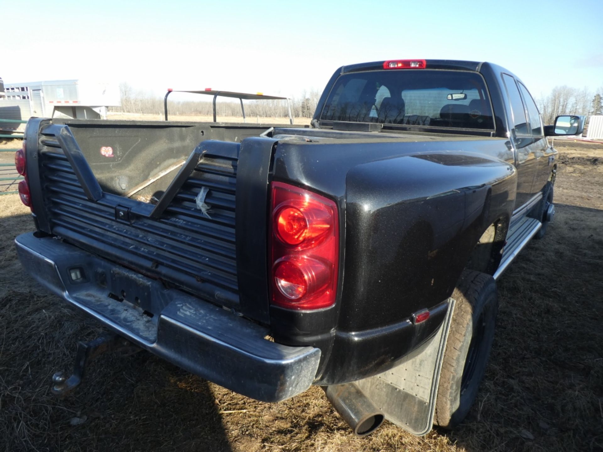 09/2006 DODGE RAM 3500 HD 4X4 CREW CAB, DUALLY, LONG BOX PICKUP W/ 5.9L CUMMINS TURBO DIESEL ENGINE - Image 17 of 18