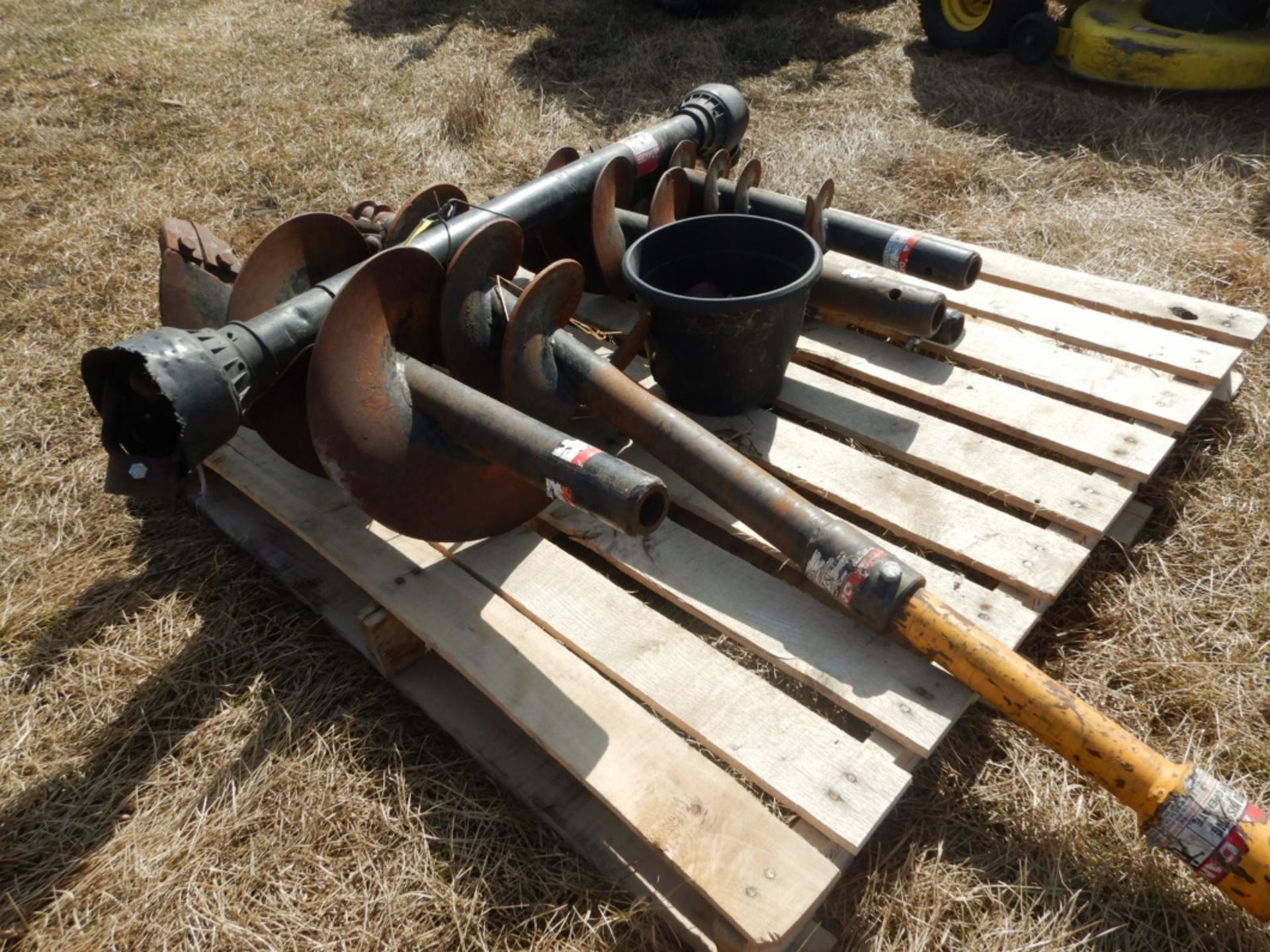 SHOPBILT PTO 3PT POST HOLE AUGER W/ HYD. LEVELLER AND ASSORTED BITS 4IN - 12IN - Image 4 of 6