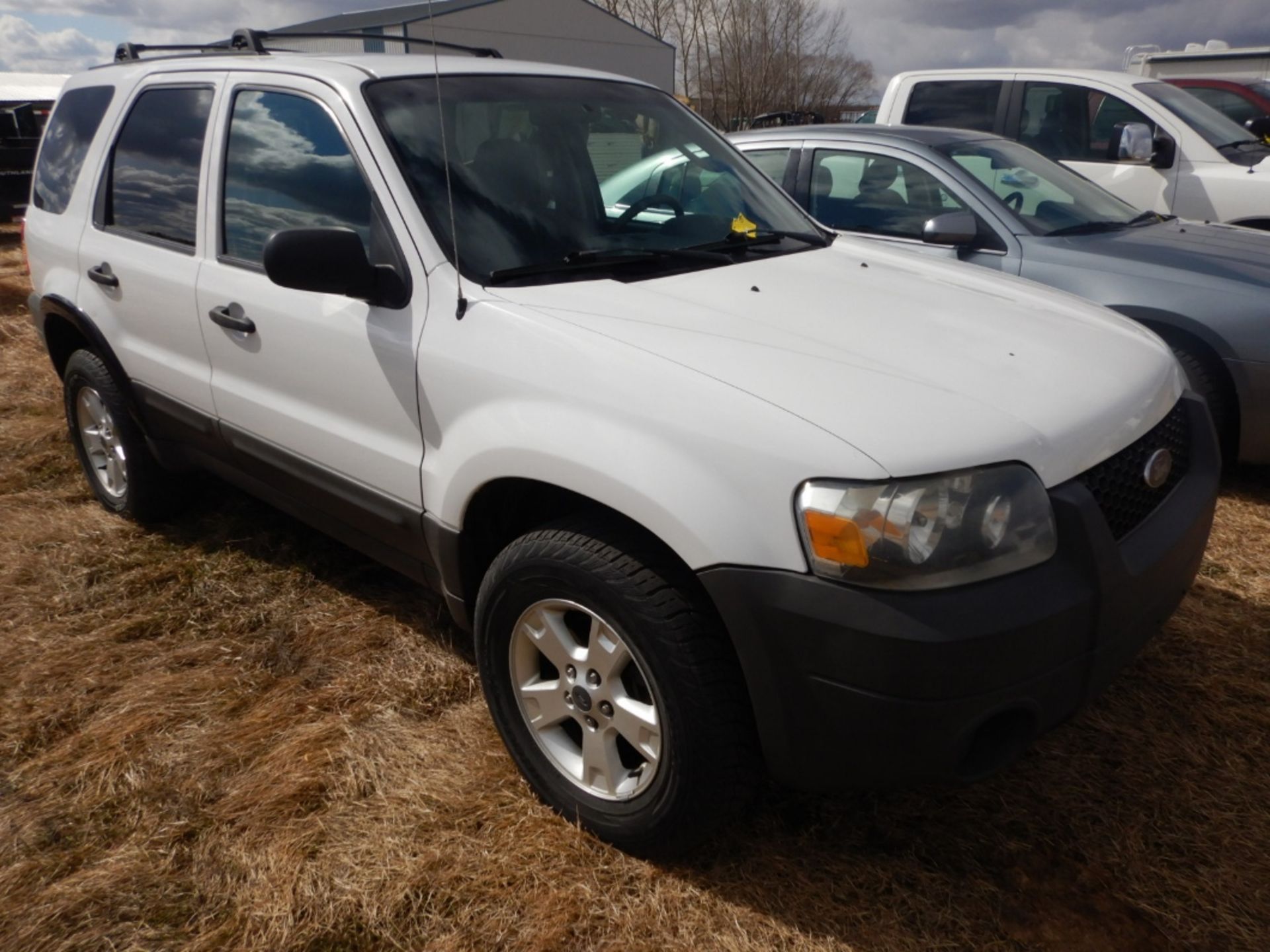 2005 FORD ESCAPE XLT, AWD, 3.0L V6, AUTOMATIC, POWER WINDOW, POWER DOOR LOCKS, 269,904 KM'S SHOWING, - Image 2 of 10