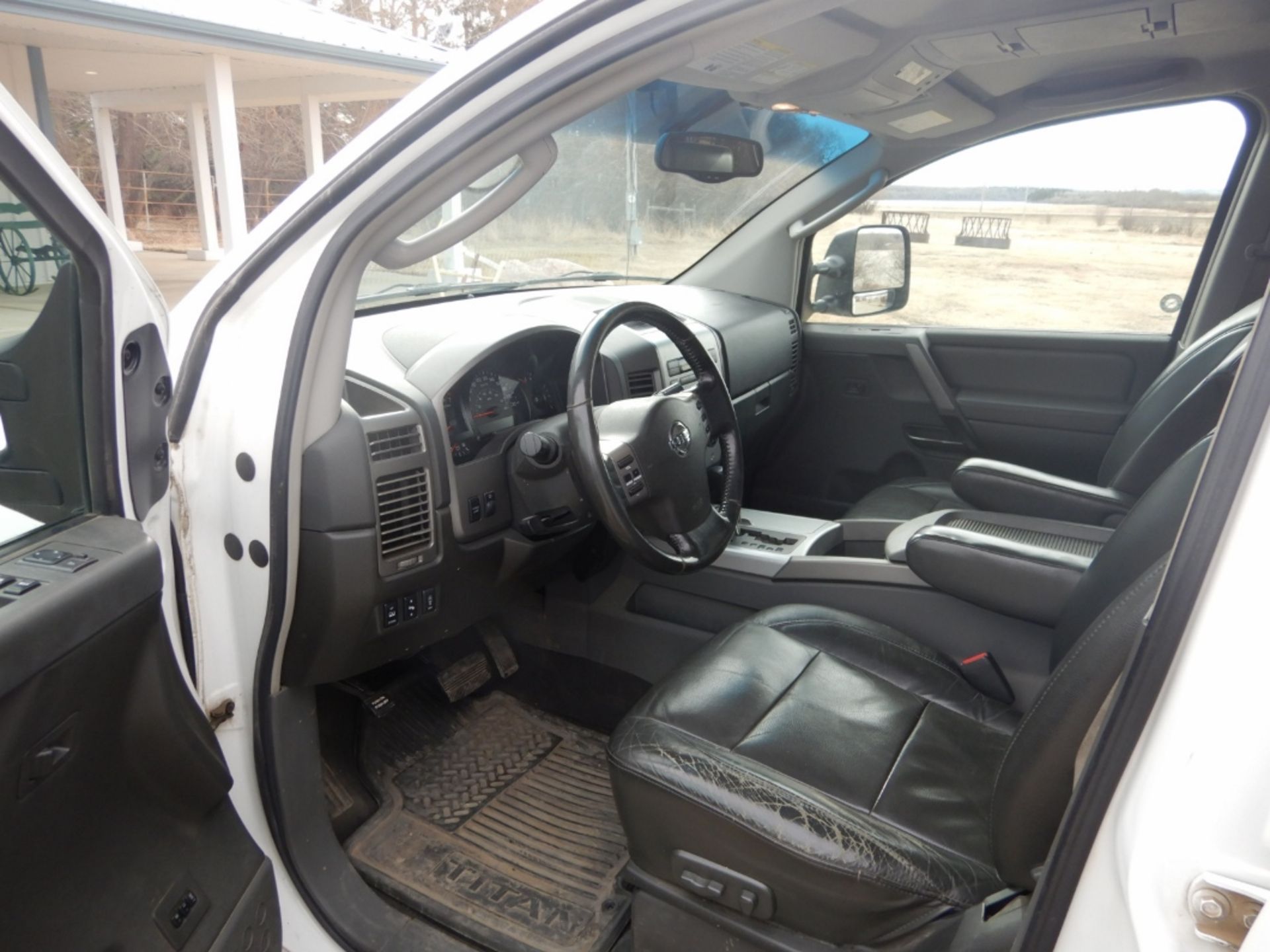 2005 NISSAN 4X4 5.6L V8 DOHC 32V CREW CAB PICK UP TRUCK W/ FULL LOAD, DVD PLAYER W/ REMOTE AND - Image 8 of 20