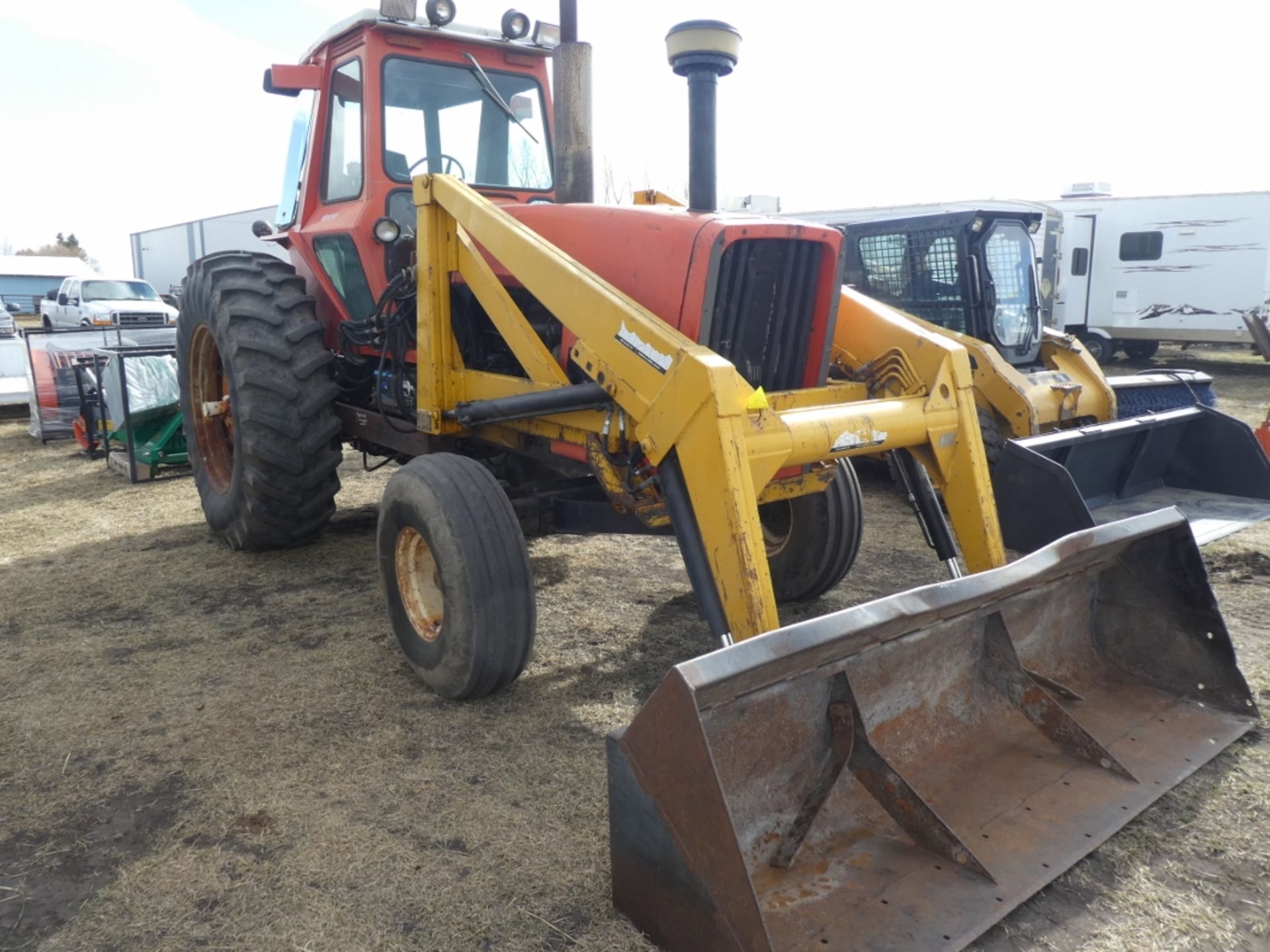 ALLIS CHALMERS 7010 TRACTOR W/ EZEE-ON 100 FRONT END LOADER W/ POWER SHIFT TRANSMISSION, 6700HR - Image 2 of 7