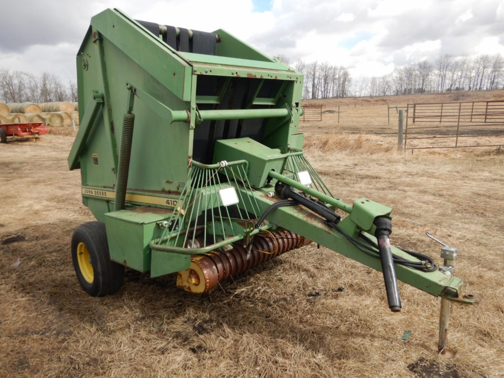 JOHN DEERE 410 ROUND BALER, S/N 585263e