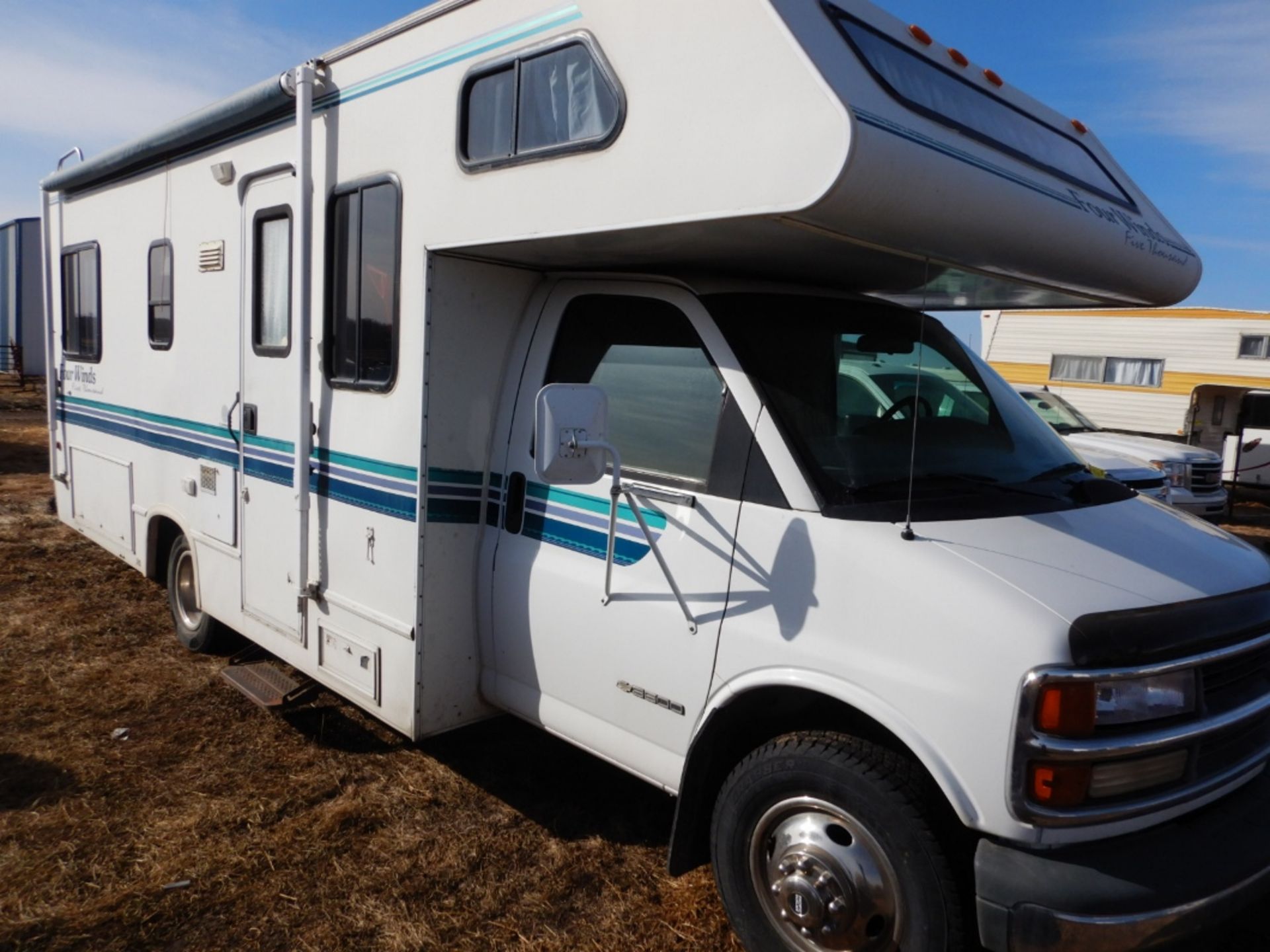 1998 GMC 3500 CLASS-C MOTORHOME W/FOUR WINDS FIVE THOUSAND CUT AWAY RV BODY S/1GBJG31J3W1101825 - Image 2 of 9