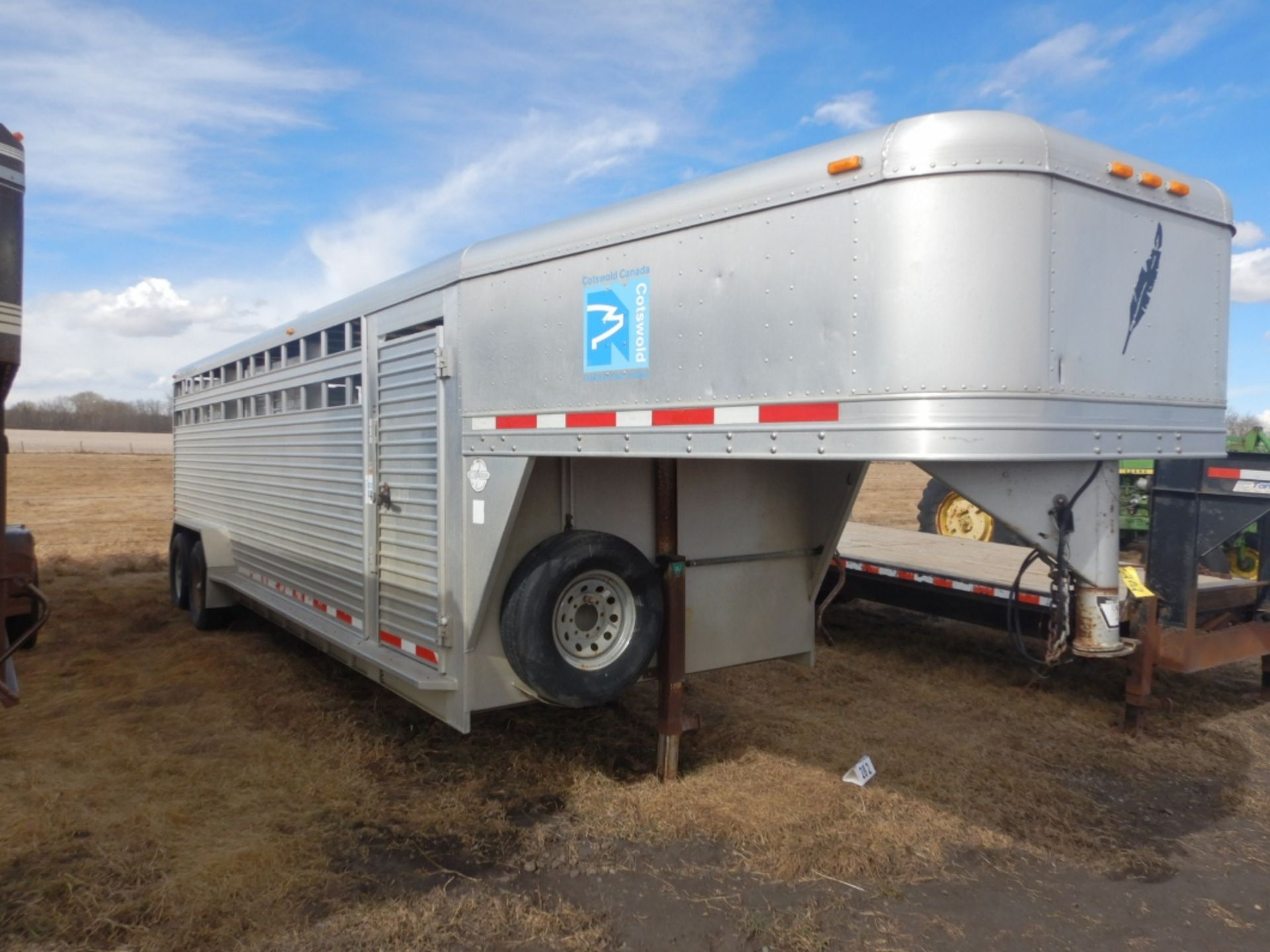 1998 FEATHERLITE 8120, 7FTX24FT ALUMINUM STOCK TRAILER W/ 2 DEVIDER GATES, GOOSENECK HITCH, S/N - Image 2 of 8