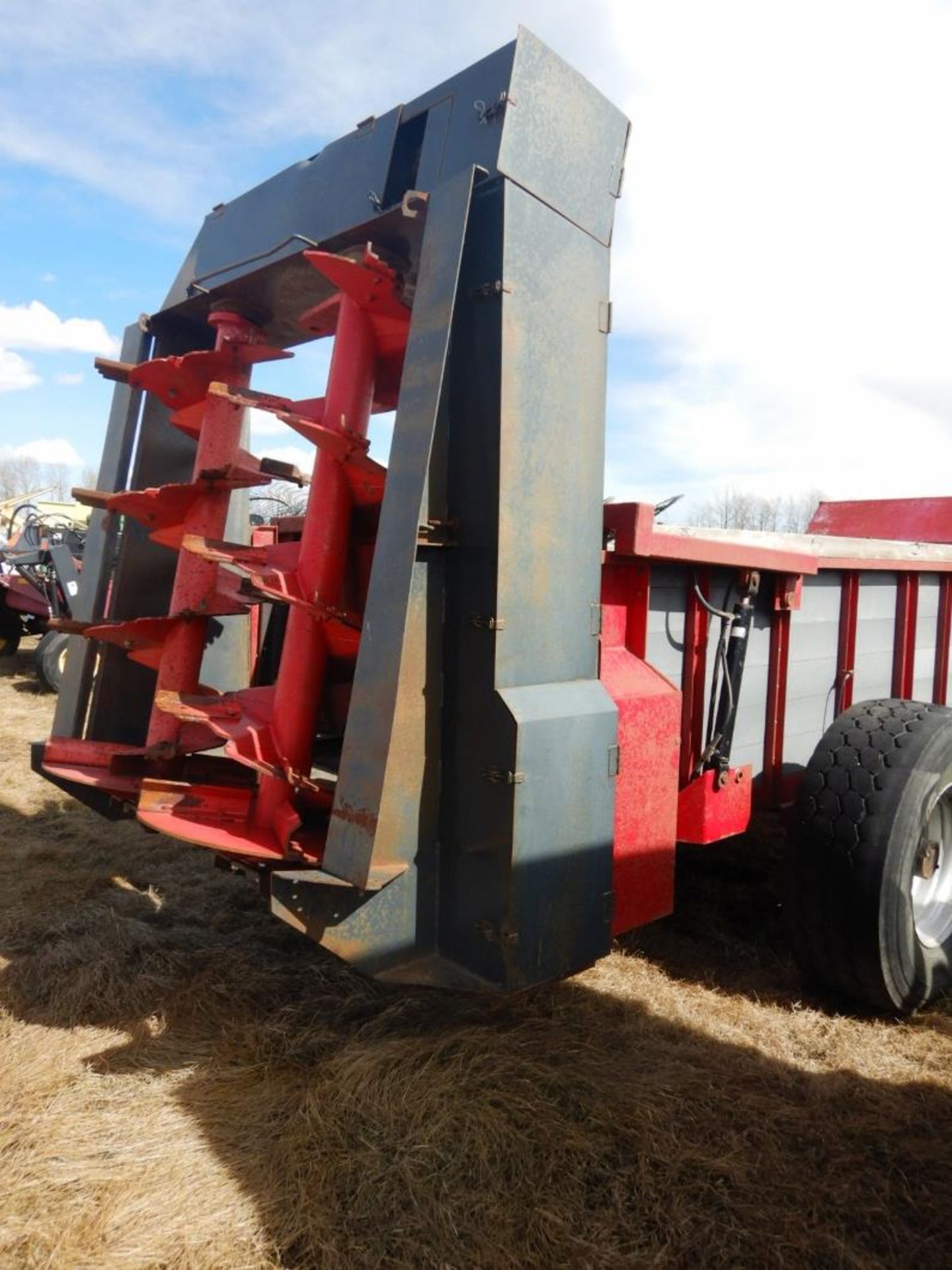 LEON 425RS SILVERSPREADER MANURE SPREADER W/ VERTICAL BEATER, HYD. PUSH, 425/65R22.5 RUBBER, S/N - Image 5 of 13