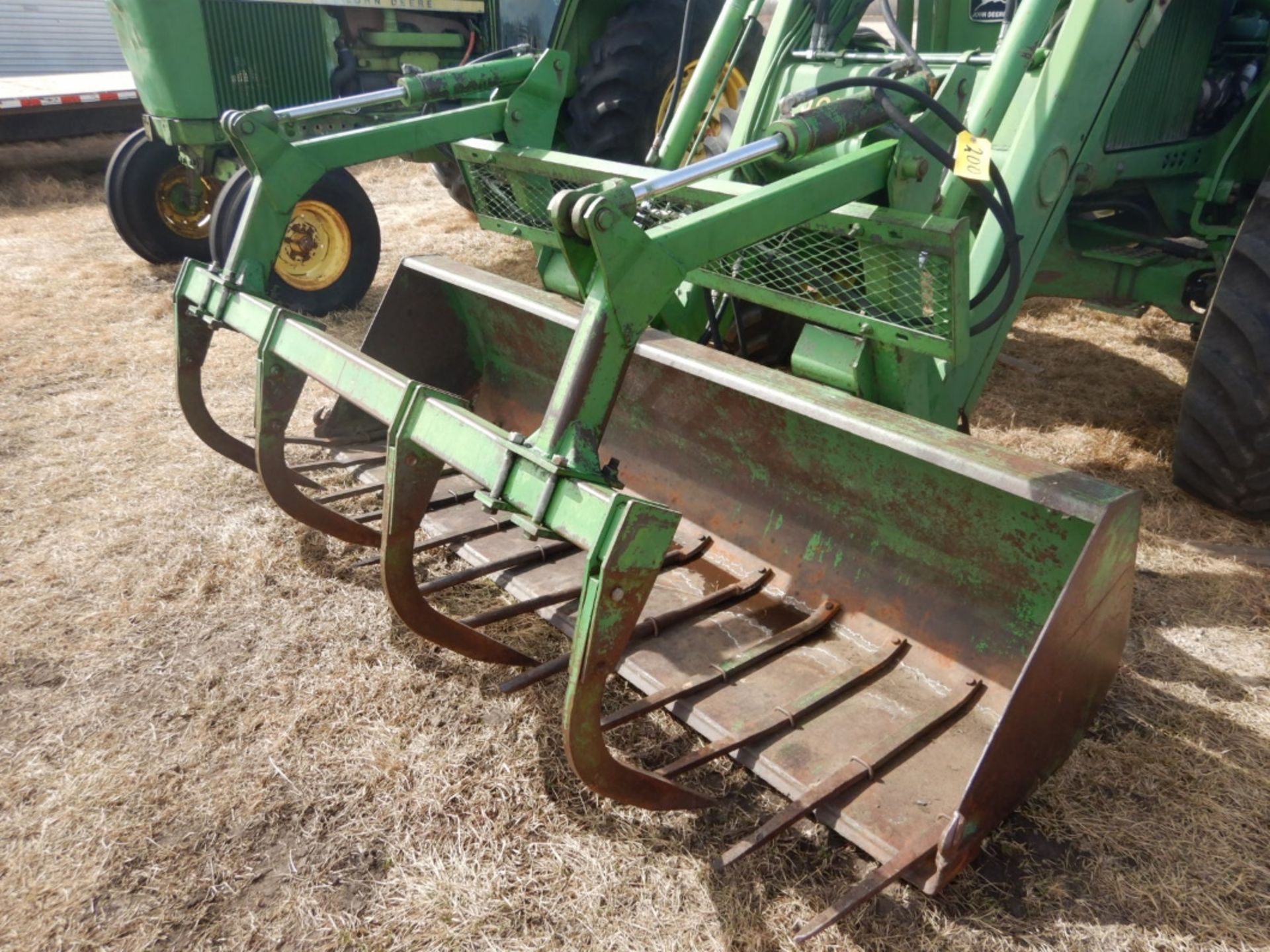 JOHN DEERE 4250 FRONT WHEEL ASSIST TRACTOR W/ JOHN DEERE 265 FRONT END LOADER & GRAPPLE W/ 20.8X38 - Image 9 of 14