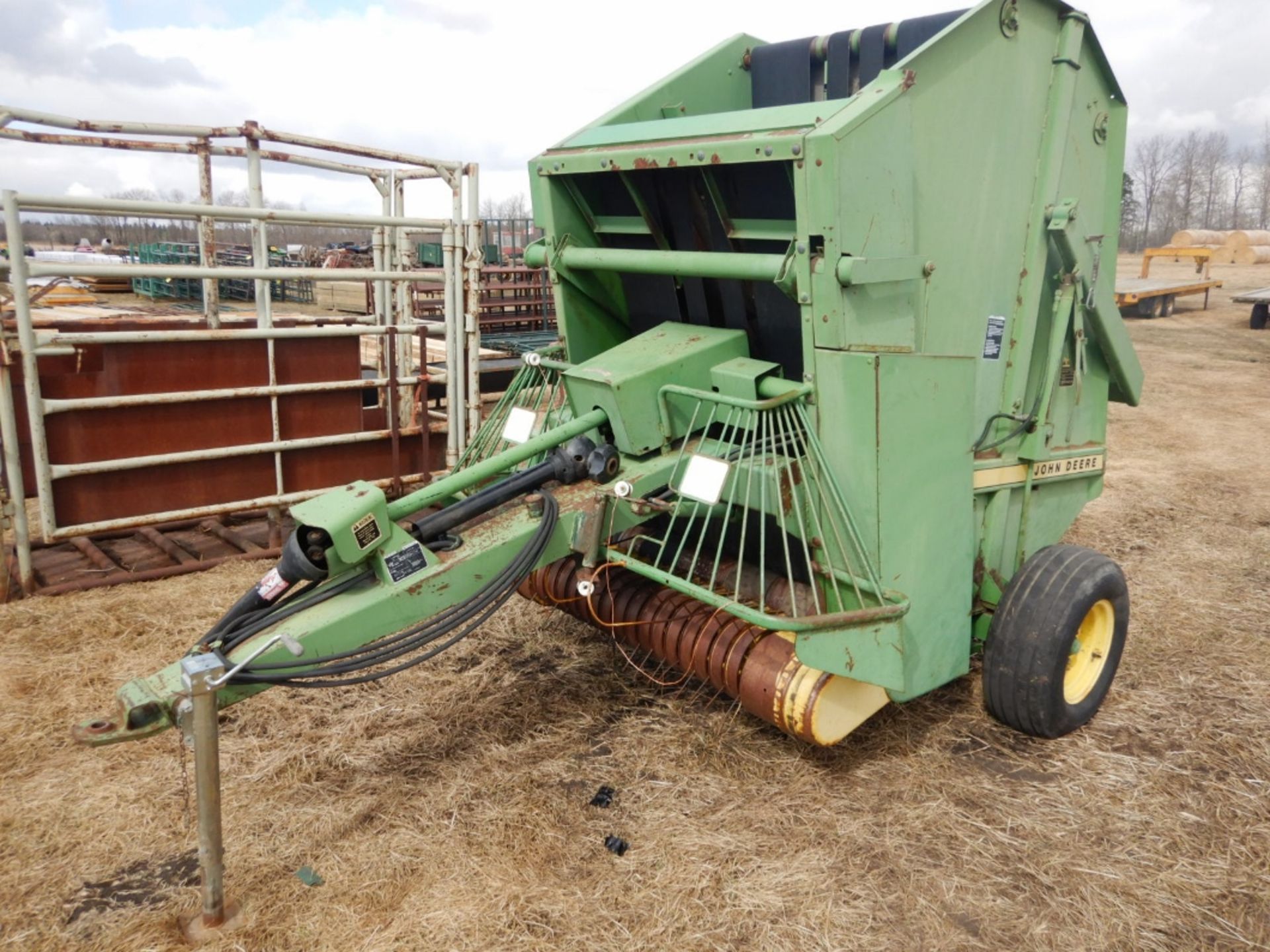 JOHN DEERE 410 ROUND BALER, S/N 585263e - Image 2 of 7