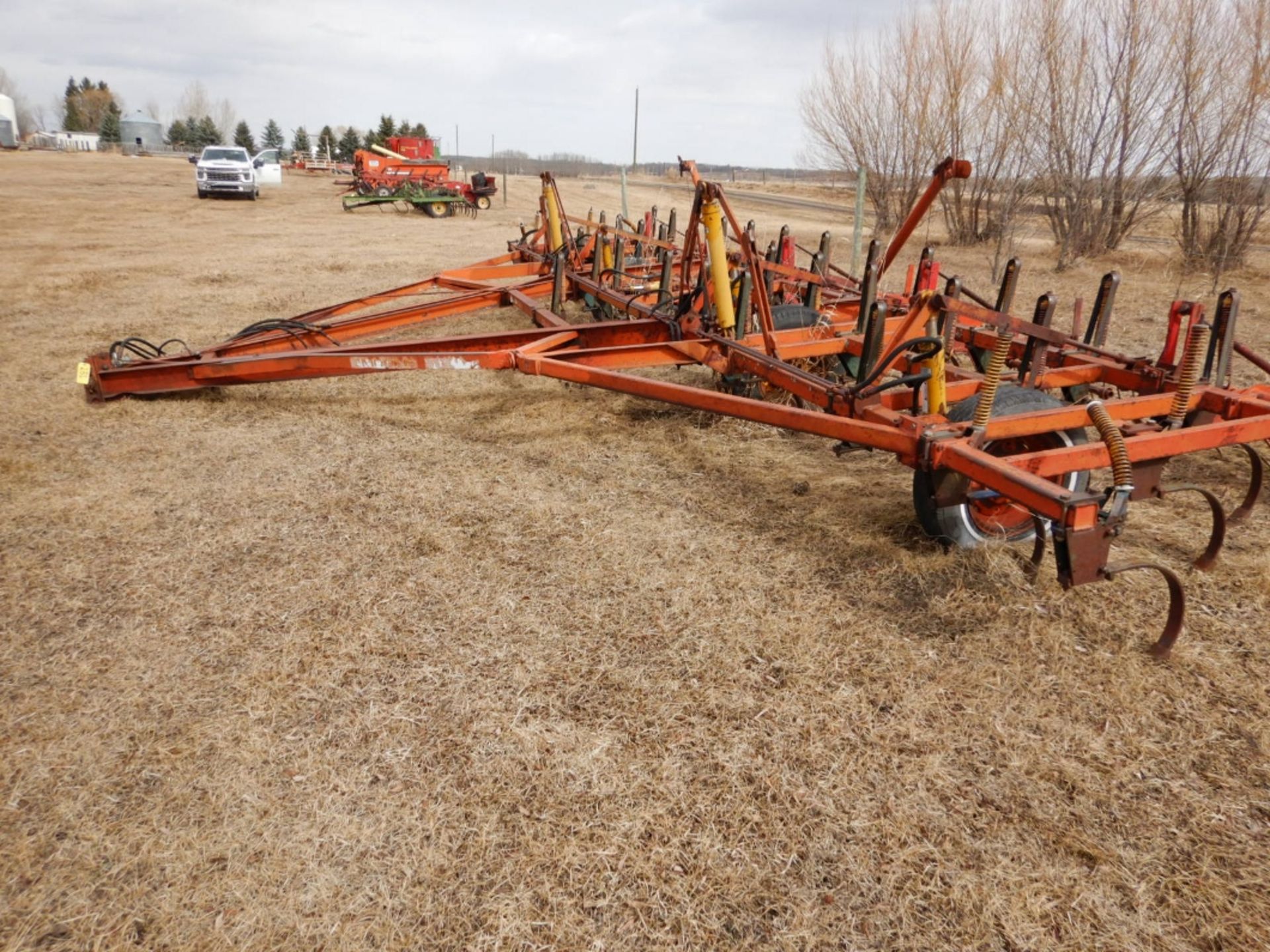 MORRIS MAGNUM VIBRASHANK FIELD CULTIVATOR W/SHOVELS & MTD HARROWS - 27 FT - Image 3 of 5