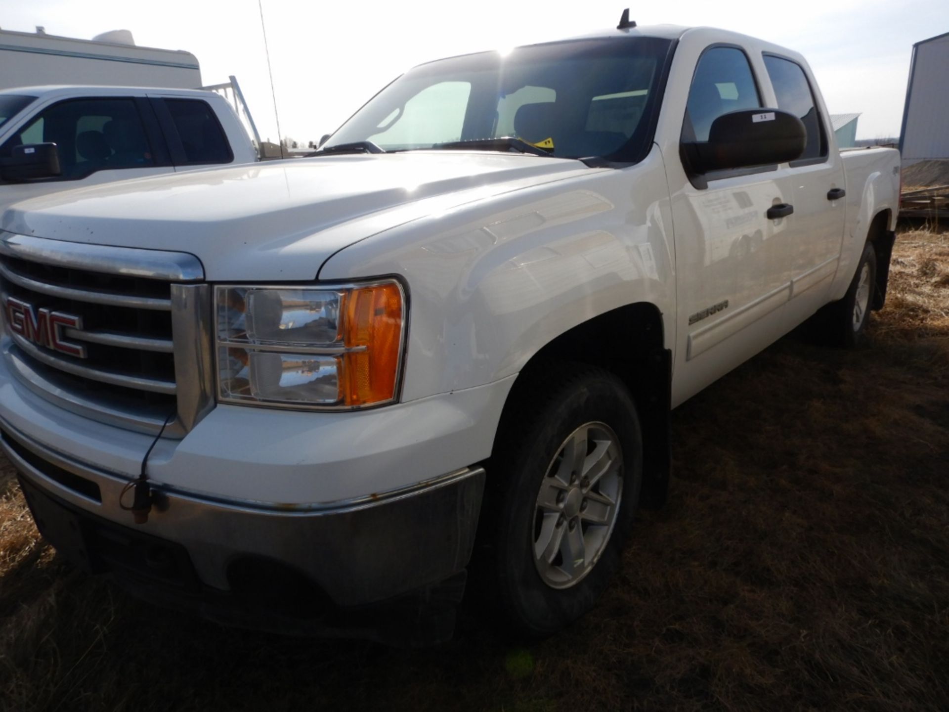 2012 GMC K1500 SIERRA 4X4 CREW CAB SHORT BOX PICKUP TRUCK W/VORTEC V-8 ENGINE, AT, BAK-FLIP TOUNNEAU