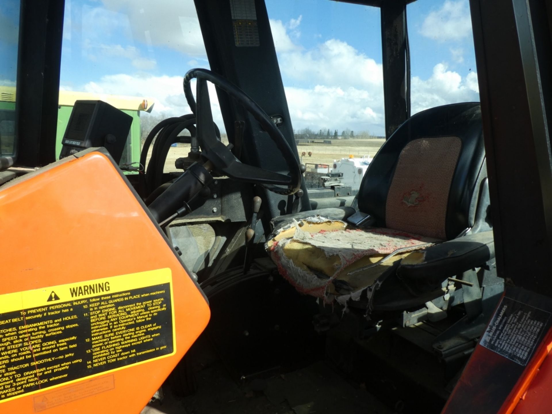 ALLIS CHALMERS 7010 TRACTOR W/ EZEE-ON 100 FRONT END LOADER W/ POWER SHIFT TRANSMISSION, 6700HR - Image 6 of 7