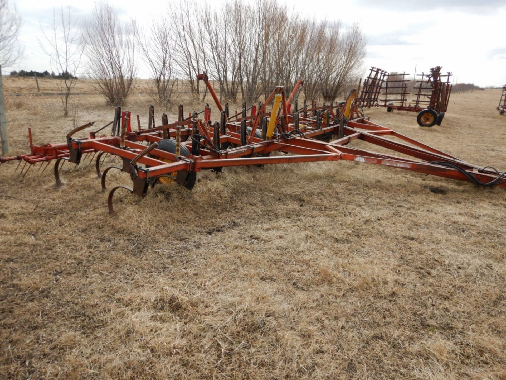 MORRIS MAGNUM VIBRASHANK FIELD CULTIVATOR W/SHOVELS & MTD HARROWS - 27 FT - Image 5 of 5