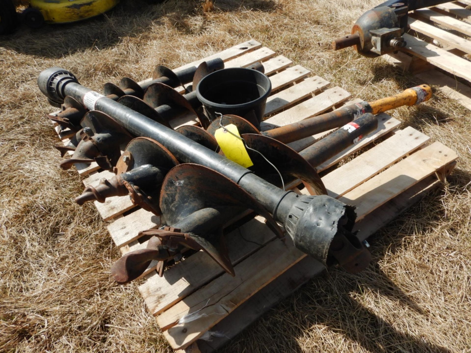 SHOPBILT PTO 3PT POST HOLE AUGER W/ HYD. LEVELLER AND ASSORTED BITS 4IN - 12IN - Image 3 of 6