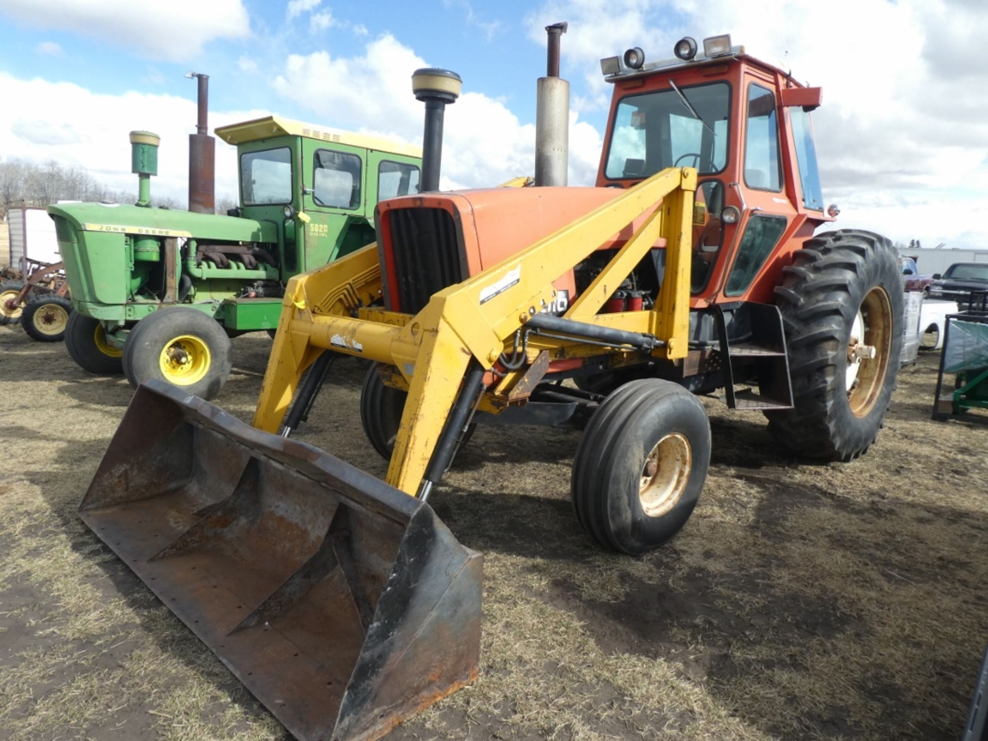 ALLIS CHALMERS 7010 TRACTOR W/ EZEE-ON 100 FRONT END LOADER W/ POWER SHIFT TRANSMISSION, 6700HR