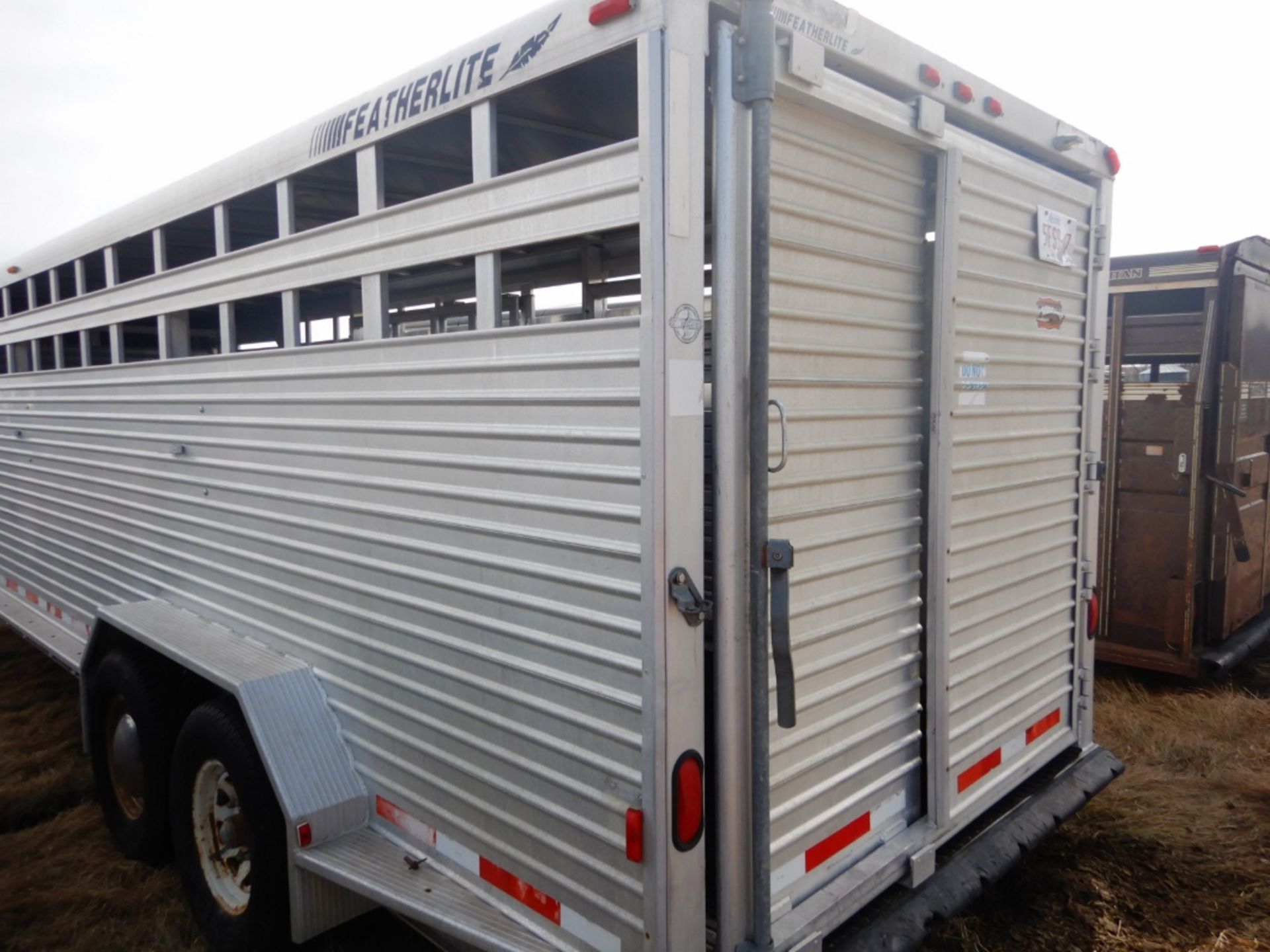 1998 FEATHERLITE 8120, 7FTX24FT ALUMINUM STOCK TRAILER W/ 2 DEVIDER GATES, GOOSENECK HITCH, S/N - Image 5 of 8