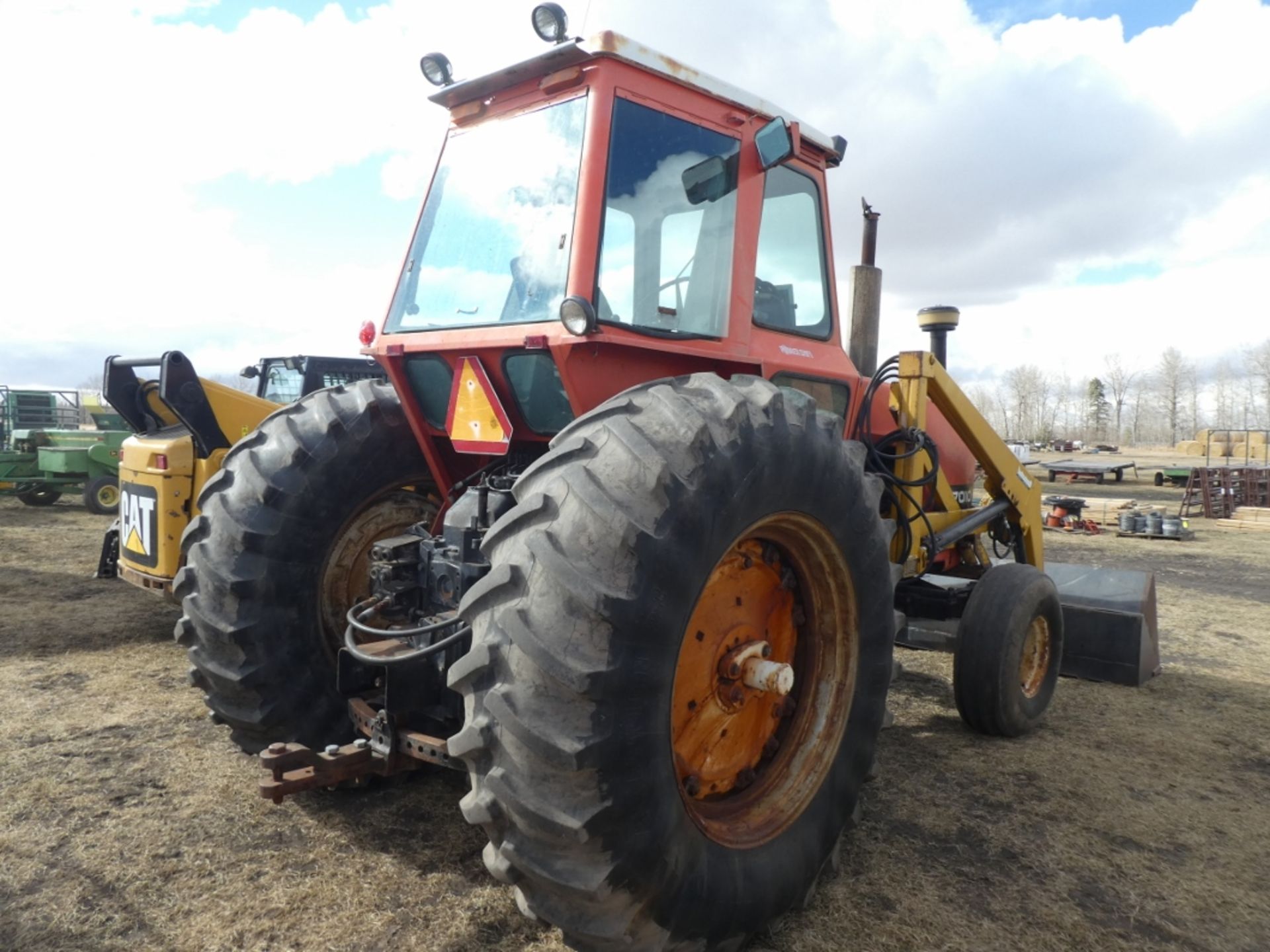 ALLIS CHALMERS 7010 TRACTOR W/ EZEE-ON 100 FRONT END LOADER W/ POWER SHIFT TRANSMISSION, 6700HR - Image 3 of 7