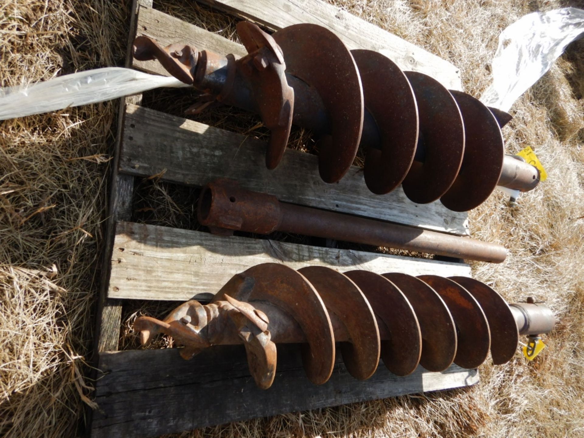 BOBCAT SKIDSTEER AUGER HYDRAULIC HEAD ATTACHMENT W/ W9 9IN, 12IN AUGERS AND EXTENSION - Image 6 of 6