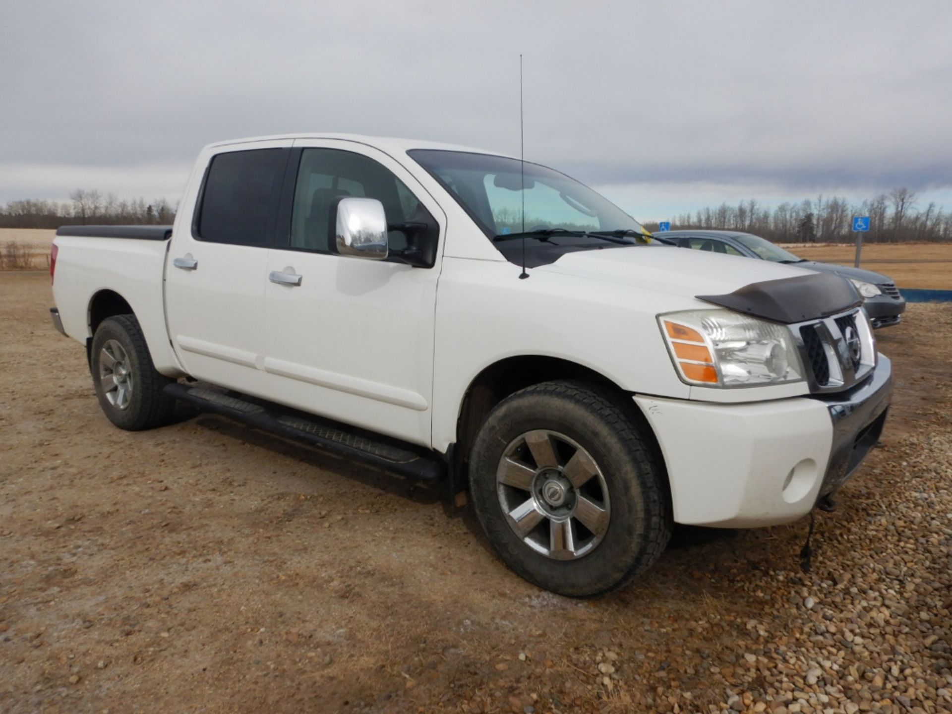 2005 NISSAN 4X4 5.6L V8 DOHC 32V CREW CAB PICK UP TRUCK W/ FULL LOAD, DVD PLAYER W/ REMOTE AND - Image 6 of 20