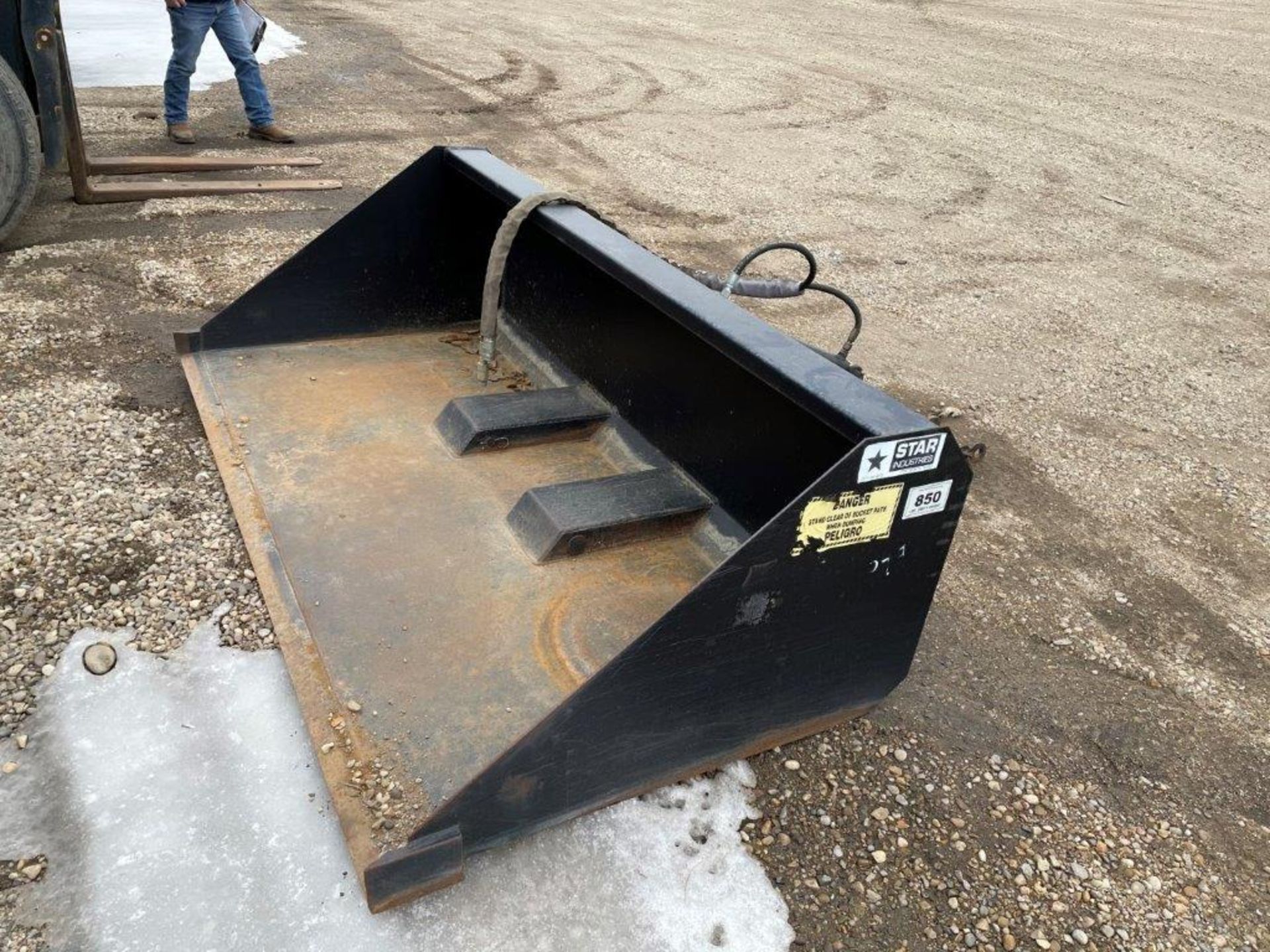 2014 STAR IN. 1484SDH SELF DUMP HYD. BUCKET ATTACH FOR FORKLIFT - 1 CUBIC YARD, 84 INCH BUCKET, - Image 2 of 5