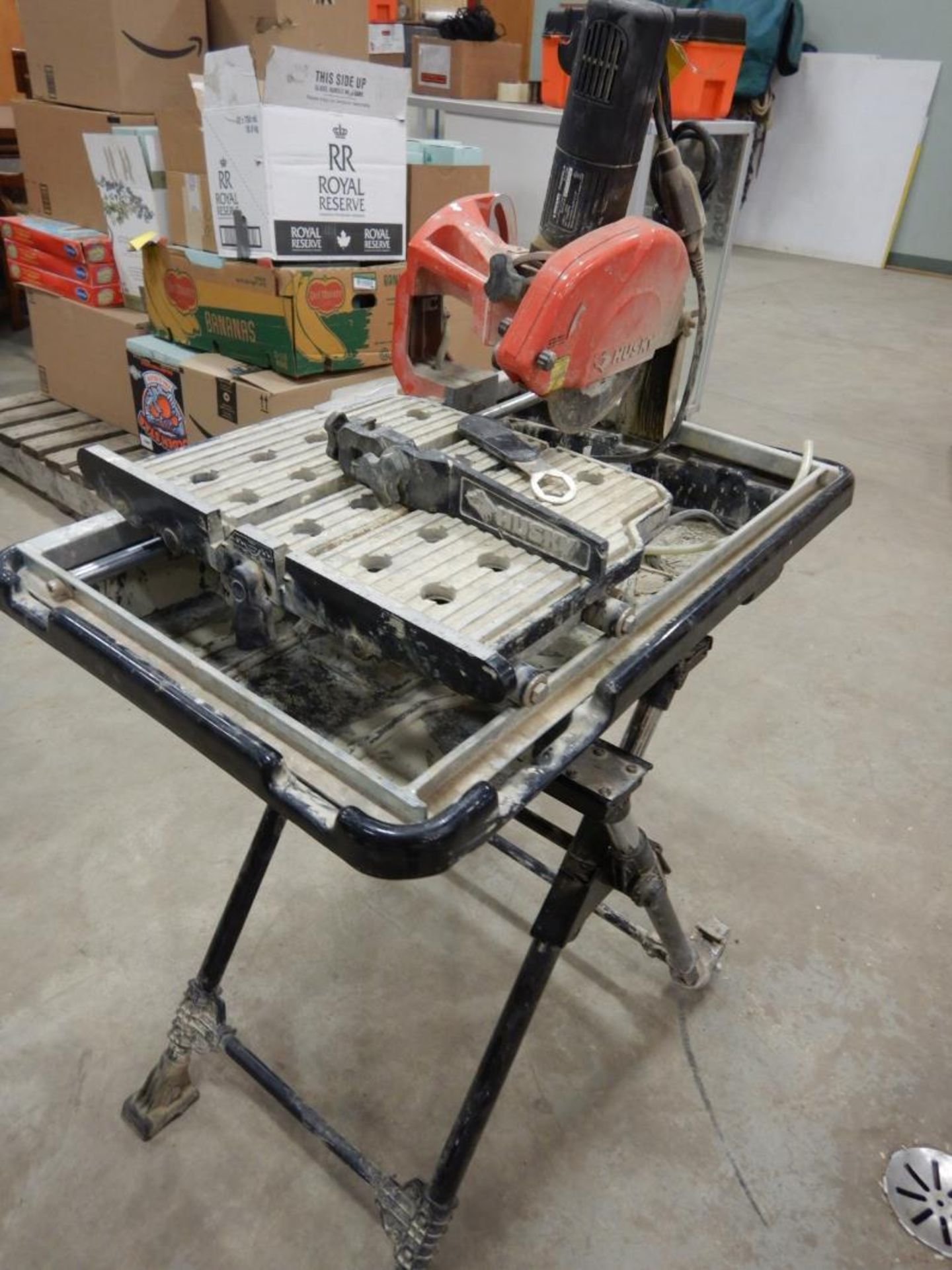 HUSKY TILE CUTTING WET SAW W/ TRAY AND STAND - Image 2 of 6