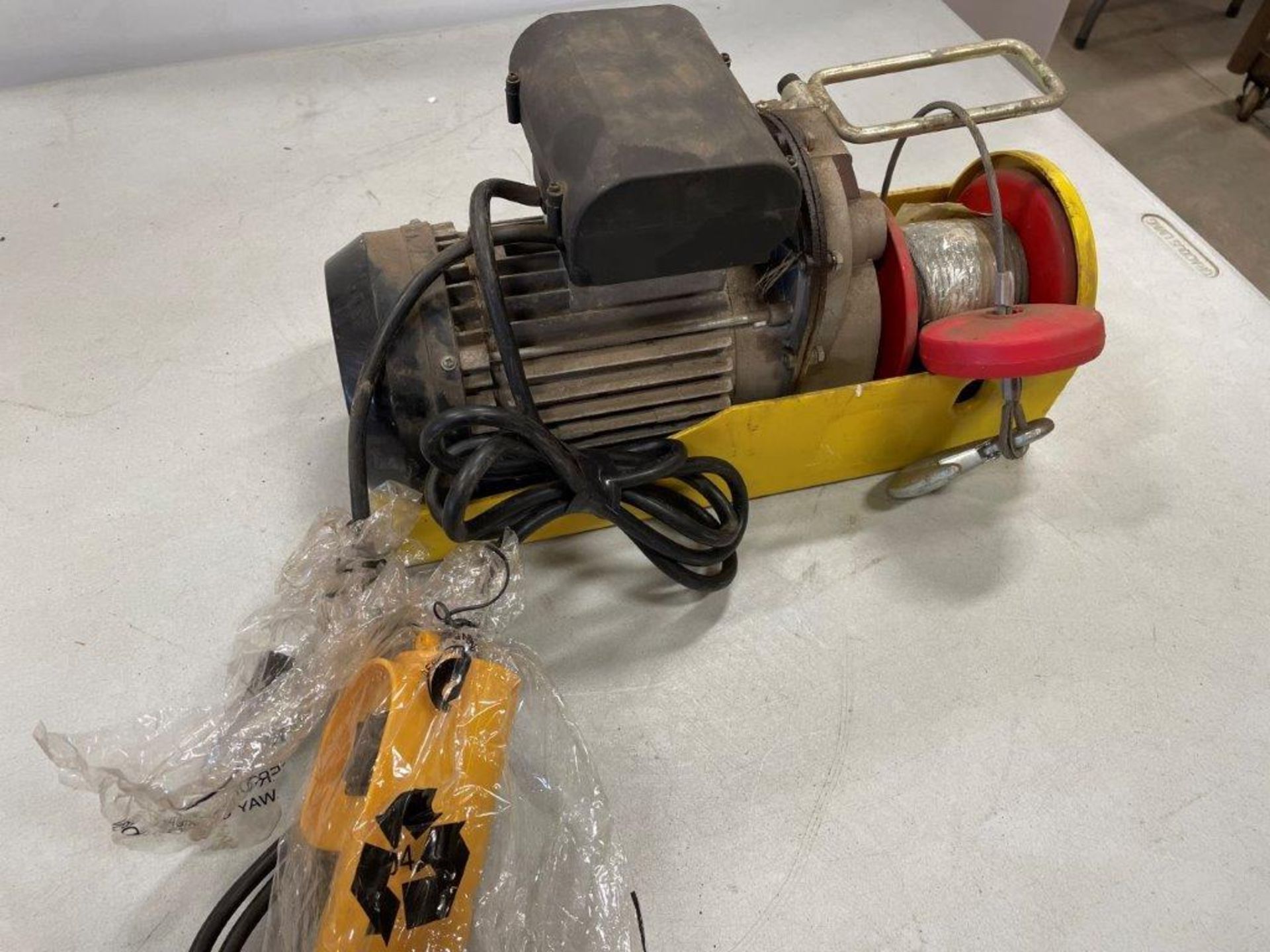POWER ELECTIC HOIST W/ REMOTE 440LBS CAPACITY 18/38FT - Image 3 of 4