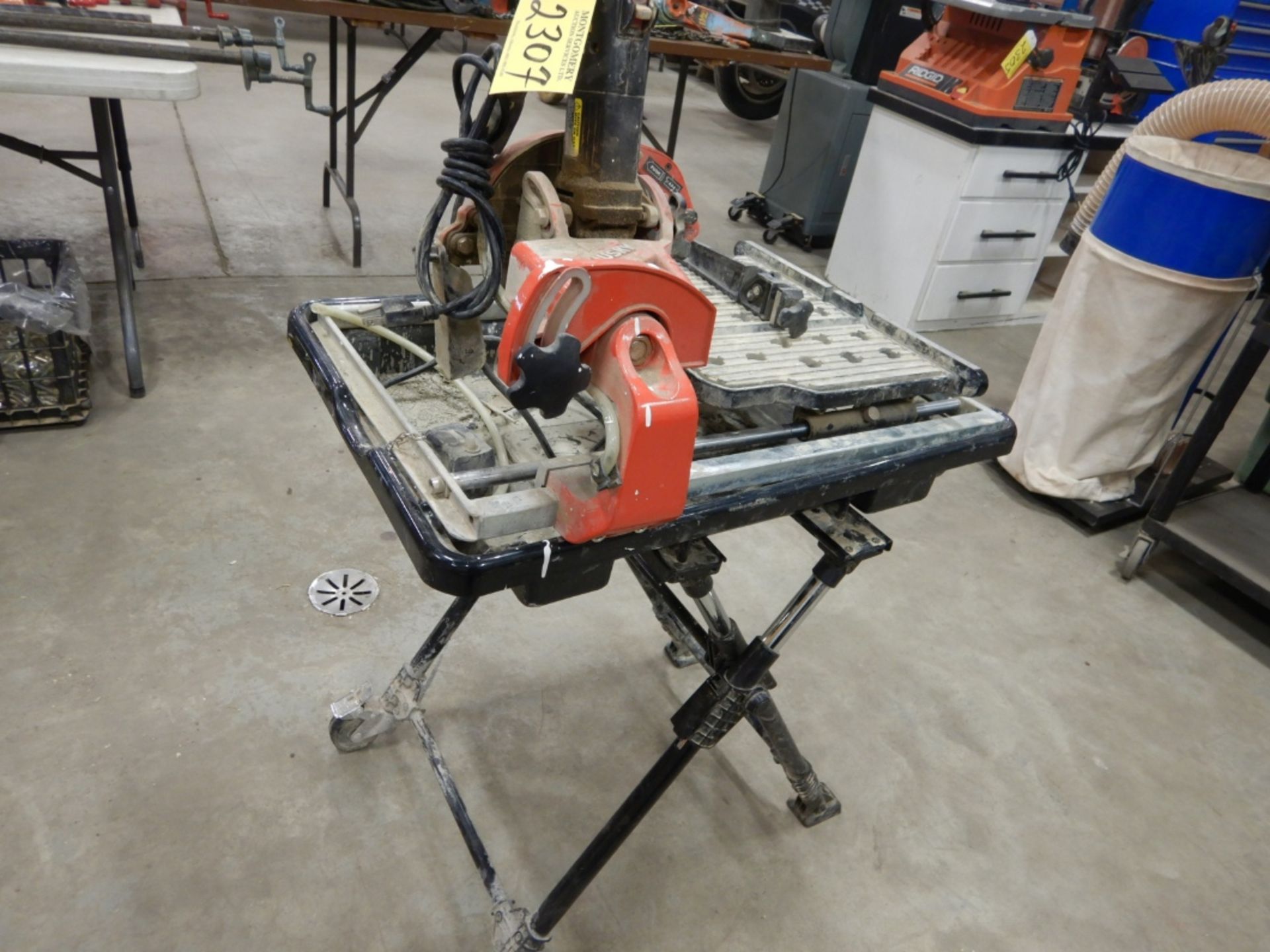 HUSKY TILE CUTTING WET SAW W/ TRAY AND STAND - Image 4 of 6