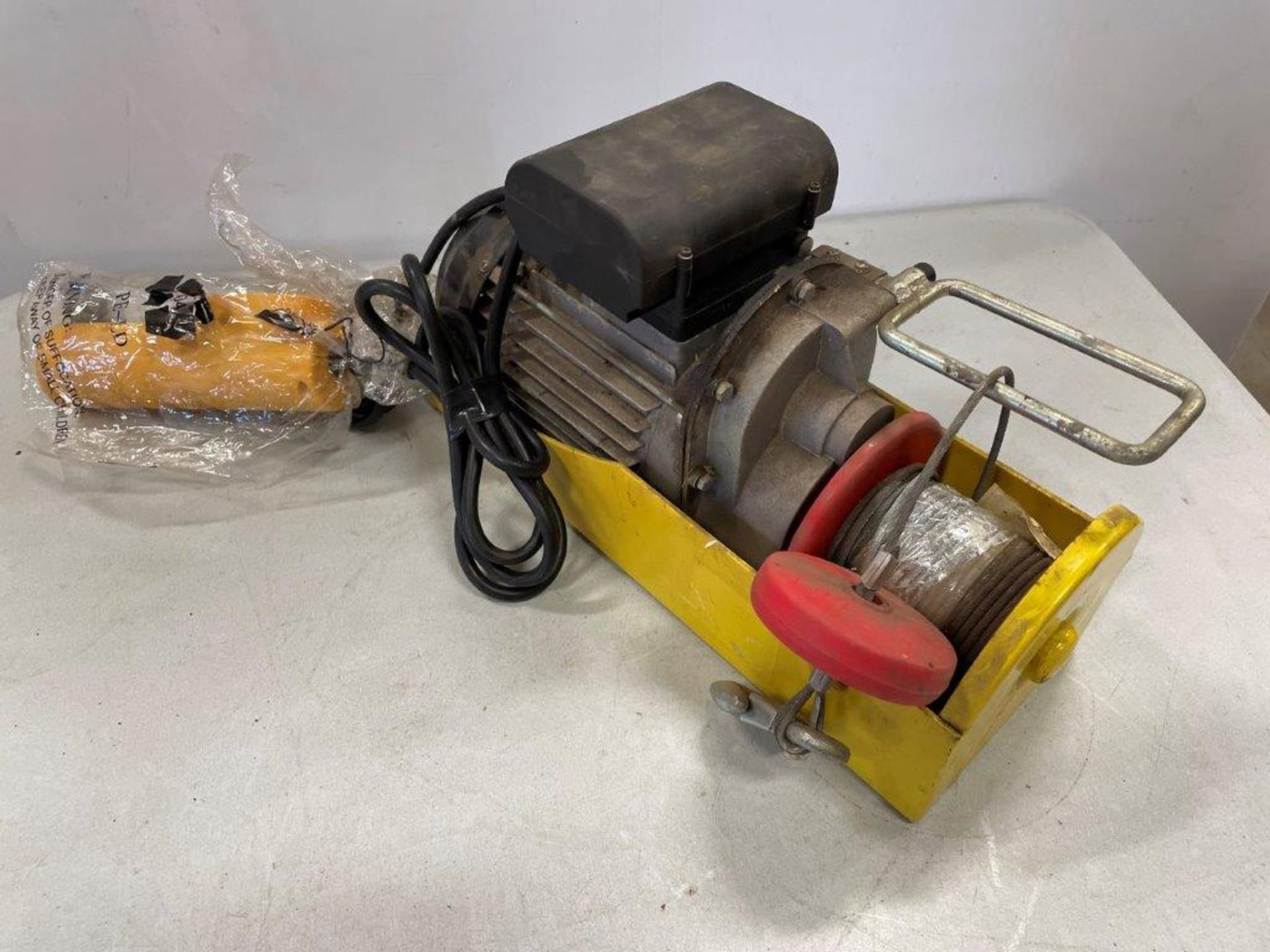 POWER ELECTIC HOIST W/ REMOTE 440LBS CAPACITY 18/38FT - Image 4 of 4