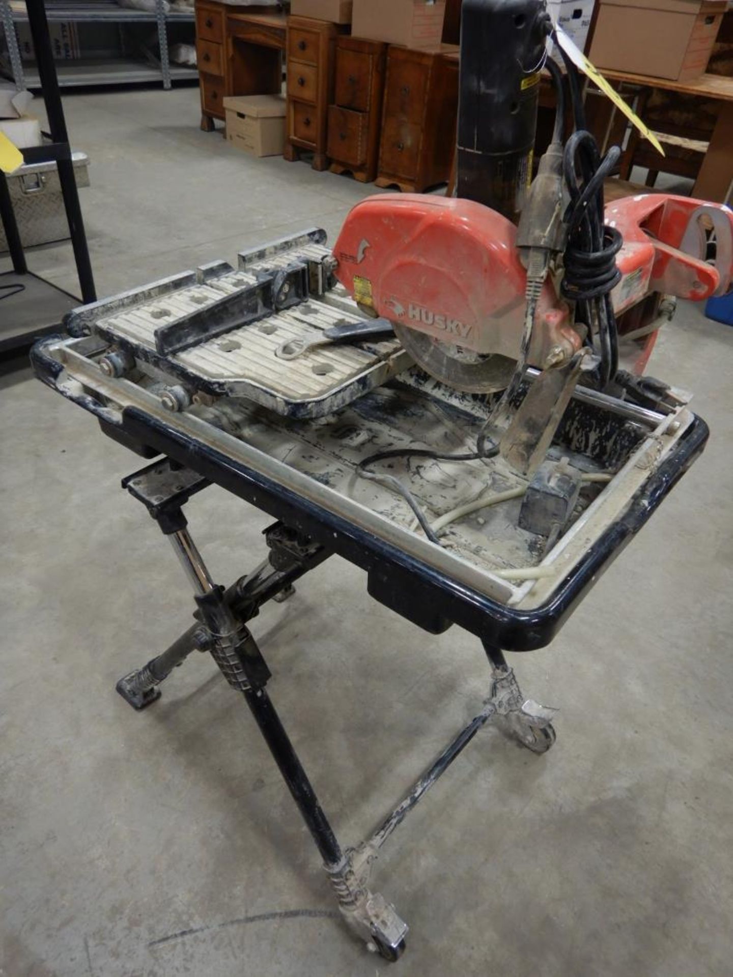 HUSKY TILE CUTTING WET SAW W/ TRAY AND STAND