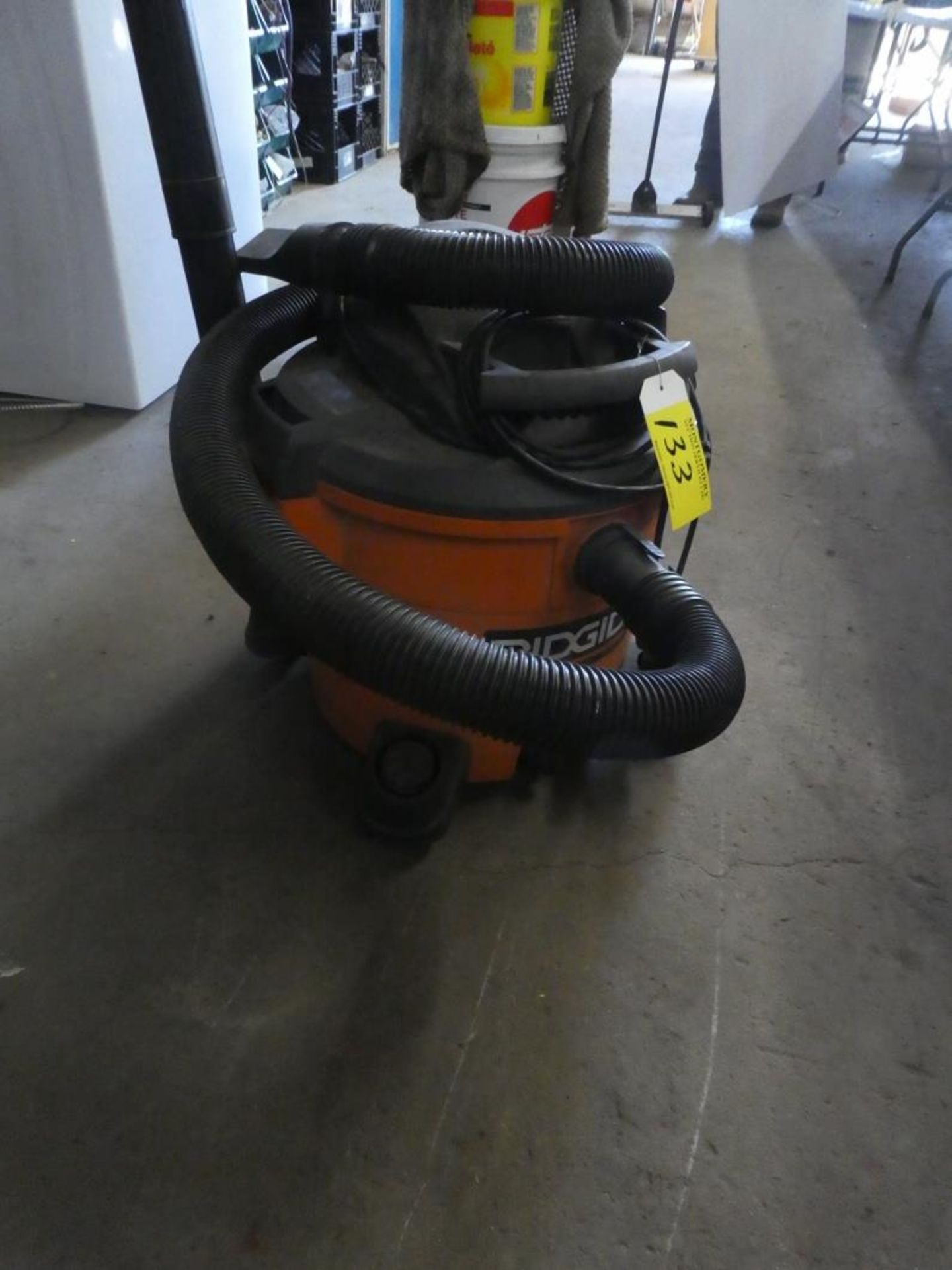RIDGID WET/DRY SHOP VACUUM W/ HOSE AND ASSORTED ATTACHTMENTS - Image 5 of 5