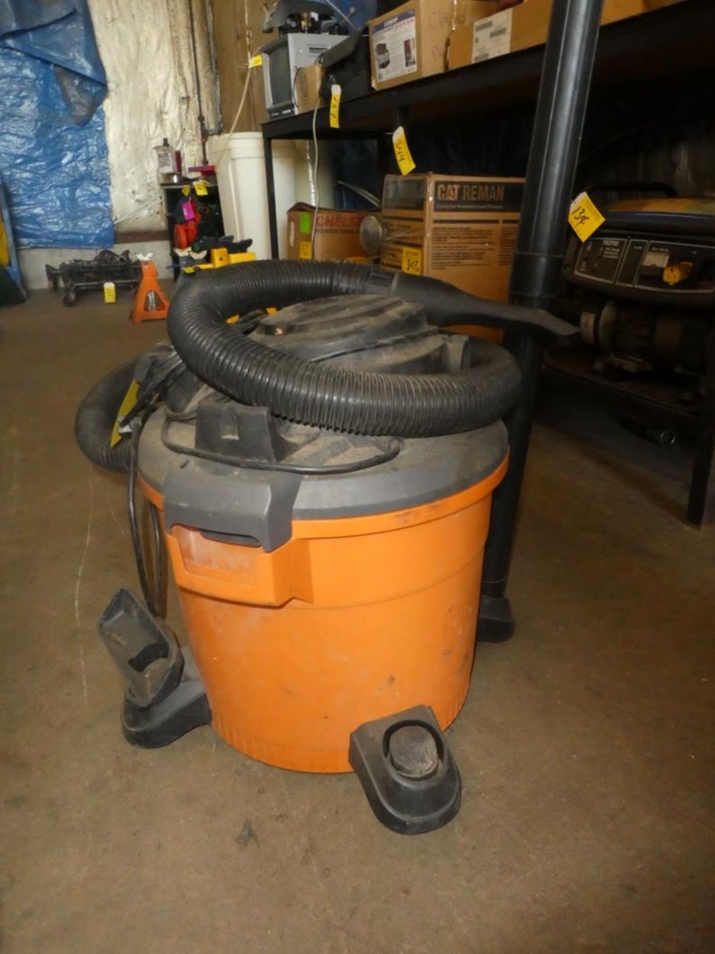 RIDGID WET/DRY SHOP VACUUM W/ HOSE AND ASSORTED ATTACHTMENTS - Image 4 of 5