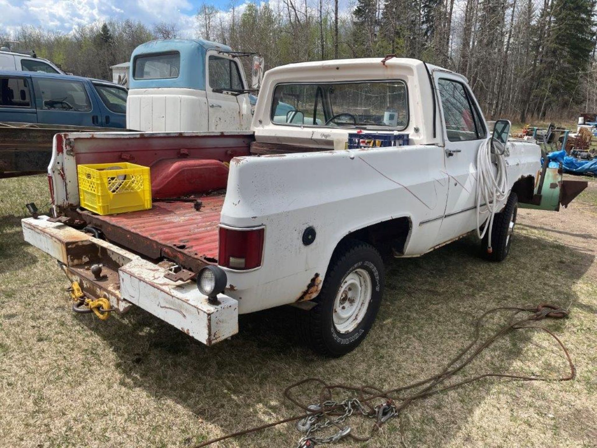 1985 CHEVROLET CUSTOM DELUXE K-20 4X4 TRUCK, REG CAB, W/ SHOP BUILT HYDRAULIC 7FT DOZER BLADE - Image 3 of 4