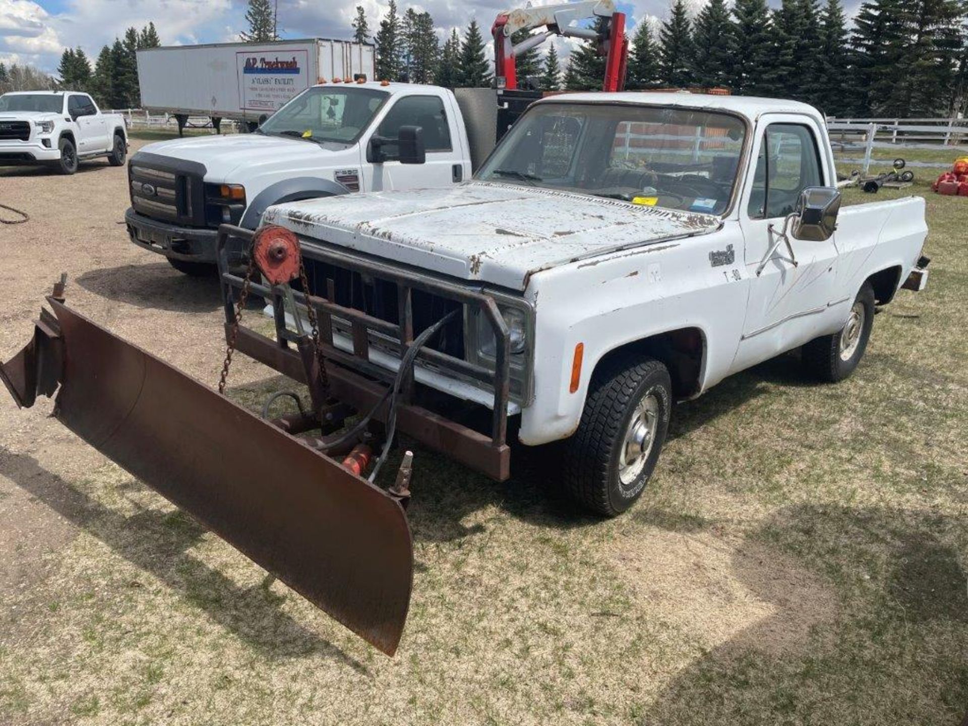 1985 CHEVROLET CUSTOM DELUXE K-20 4X4 TRUCK, REG CAB, W/ SHOP BUILT HYDRAULIC 7FT DOZER BLADE