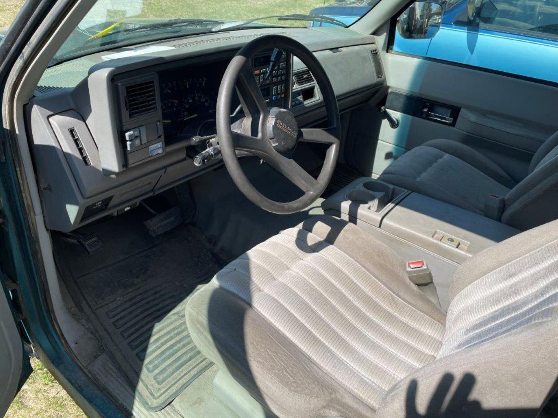 1994 CHEVROLET 1500 CHEYENNE THUNDER EXTENDED CAB PICK UP TRUCK W/ 6FT BOX, 499,691KM SHOWING - Image 5 of 7