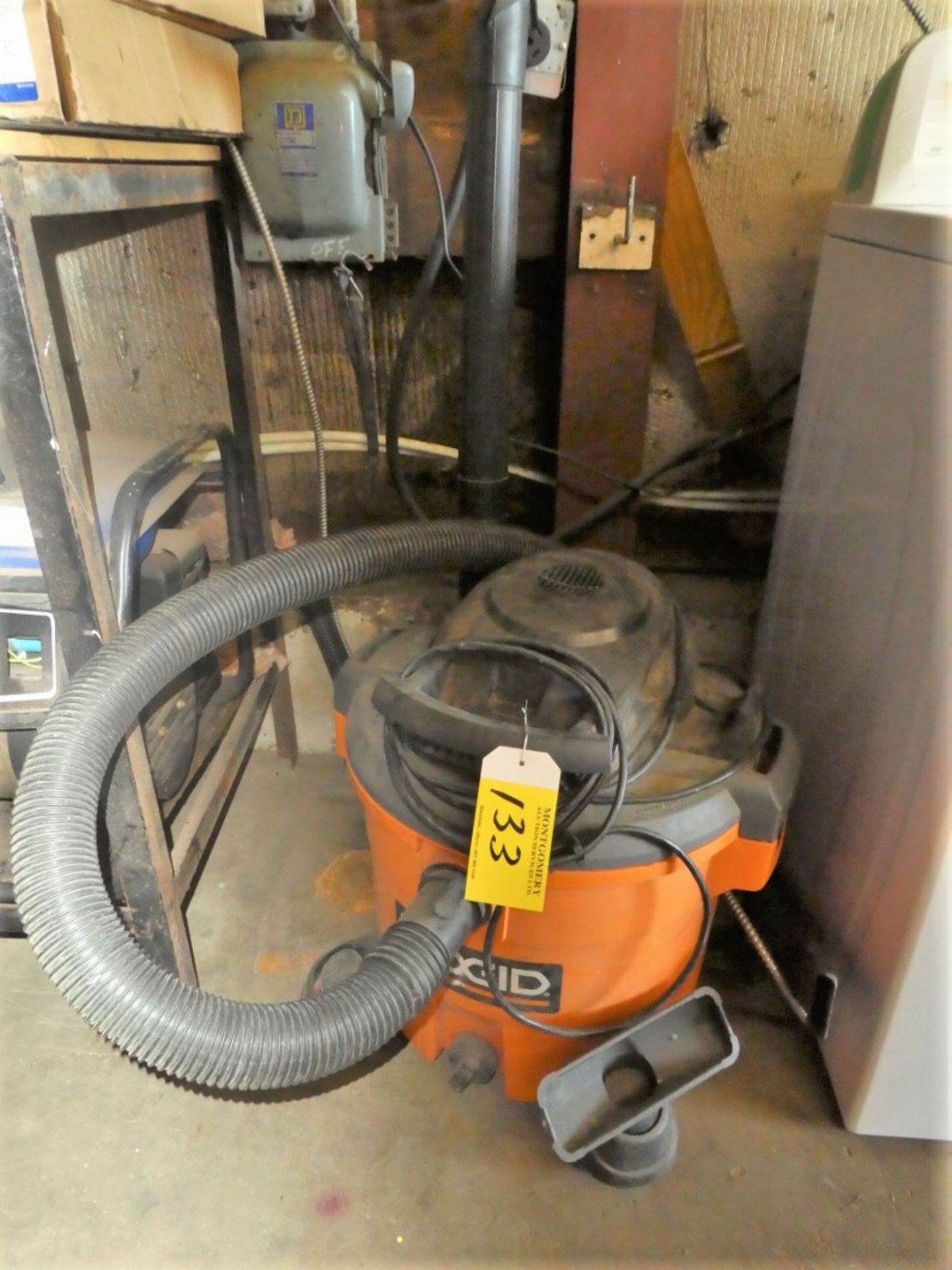 RIDGID WET/DRY SHOP VACUUM W/ HOSE AND ASSORTED ATTACHTMENTS - Image 2 of 5