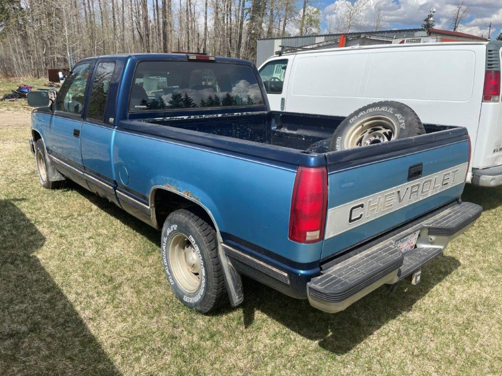 1993 CHEVROLET 1500 EXTENDED CAB PICK UP TRUCK W/ 6FT BOX, 5.7L GAS ENGINE, 250,180KM SHOWING, S/N - Image 4 of 6