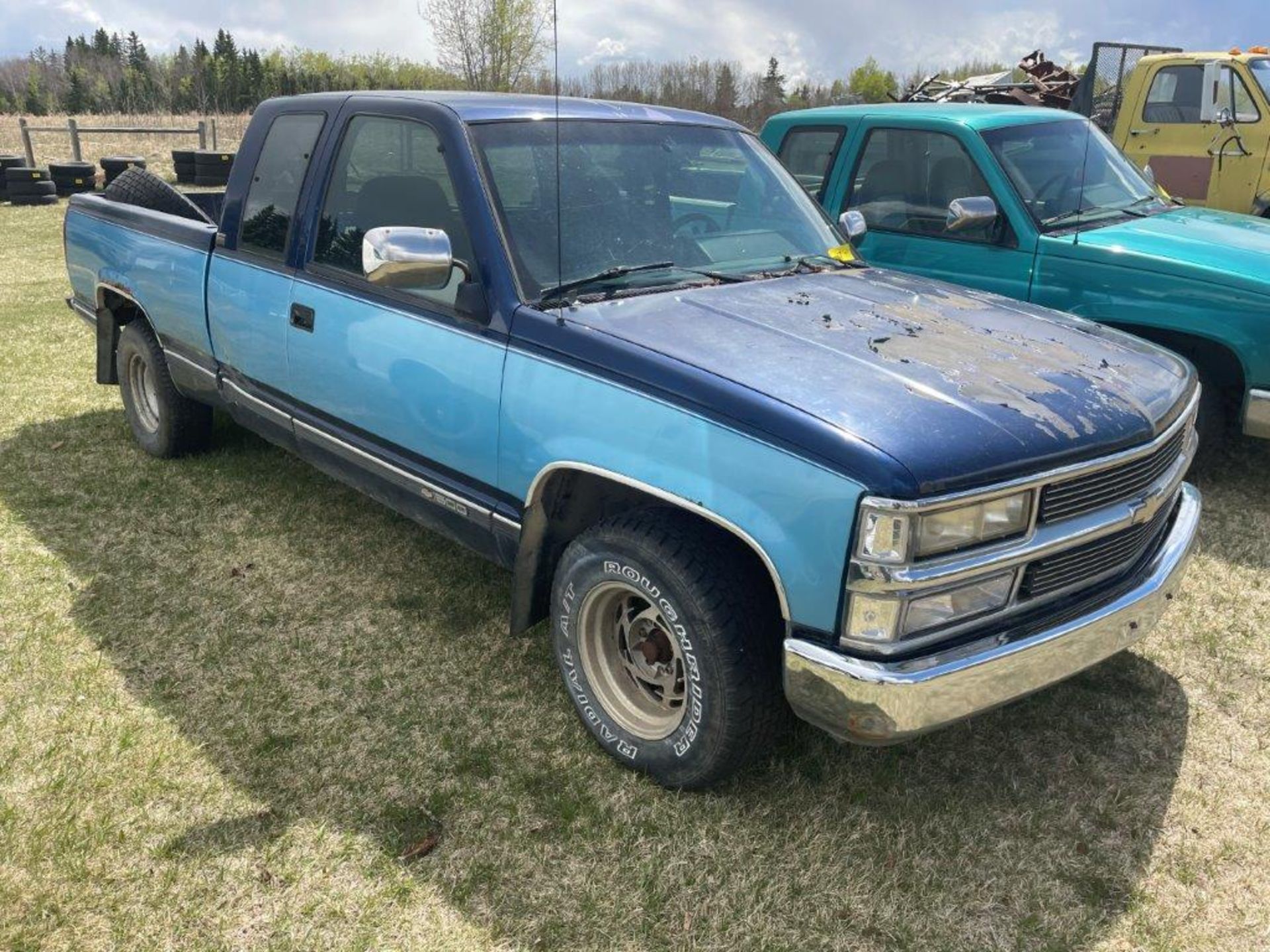 1993 CHEVROLET 1500 EXTENDED CAB PICK UP TRUCK W/ 6FT BOX, 5.7L GAS ENGINE, 250,180KM SHOWING, S/N - Image 2 of 6