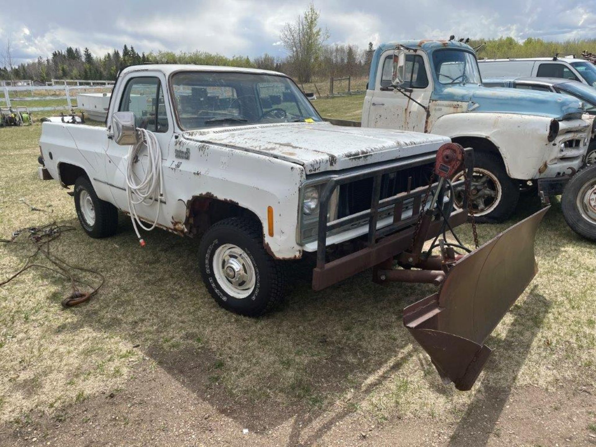 1985 CHEVROLET CUSTOM DELUXE K-20 4X4 TRUCK, REG CAB, W/ SHOP BUILT HYDRAULIC 7FT DOZER BLADE - Image 2 of 4