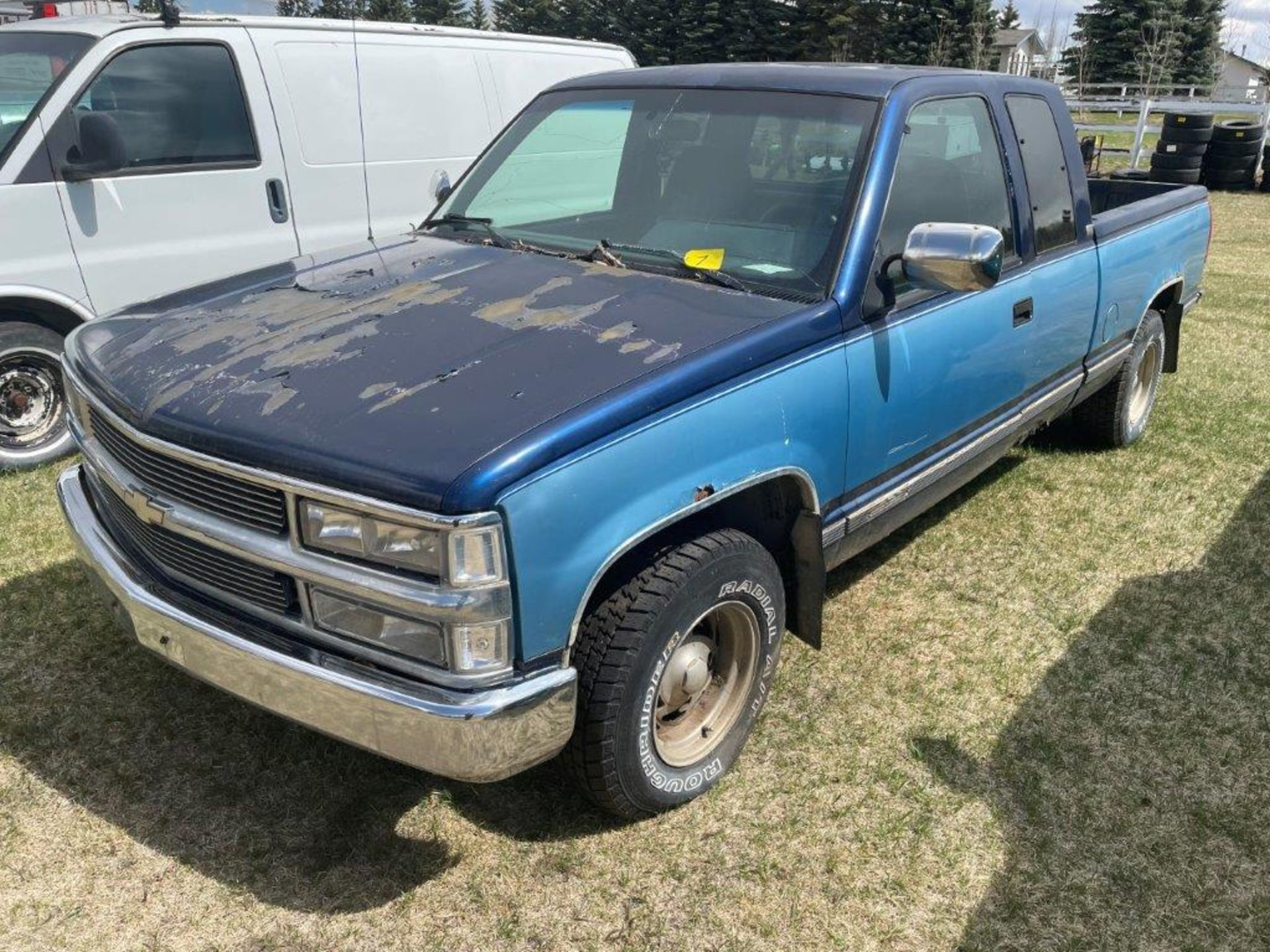 1993 CHEVROLET 1500 EXTENDED CAB PICK UP TRUCK W/ 6FT BOX, 5.7L GAS ENGINE, 250,180KM SHOWING, S/N