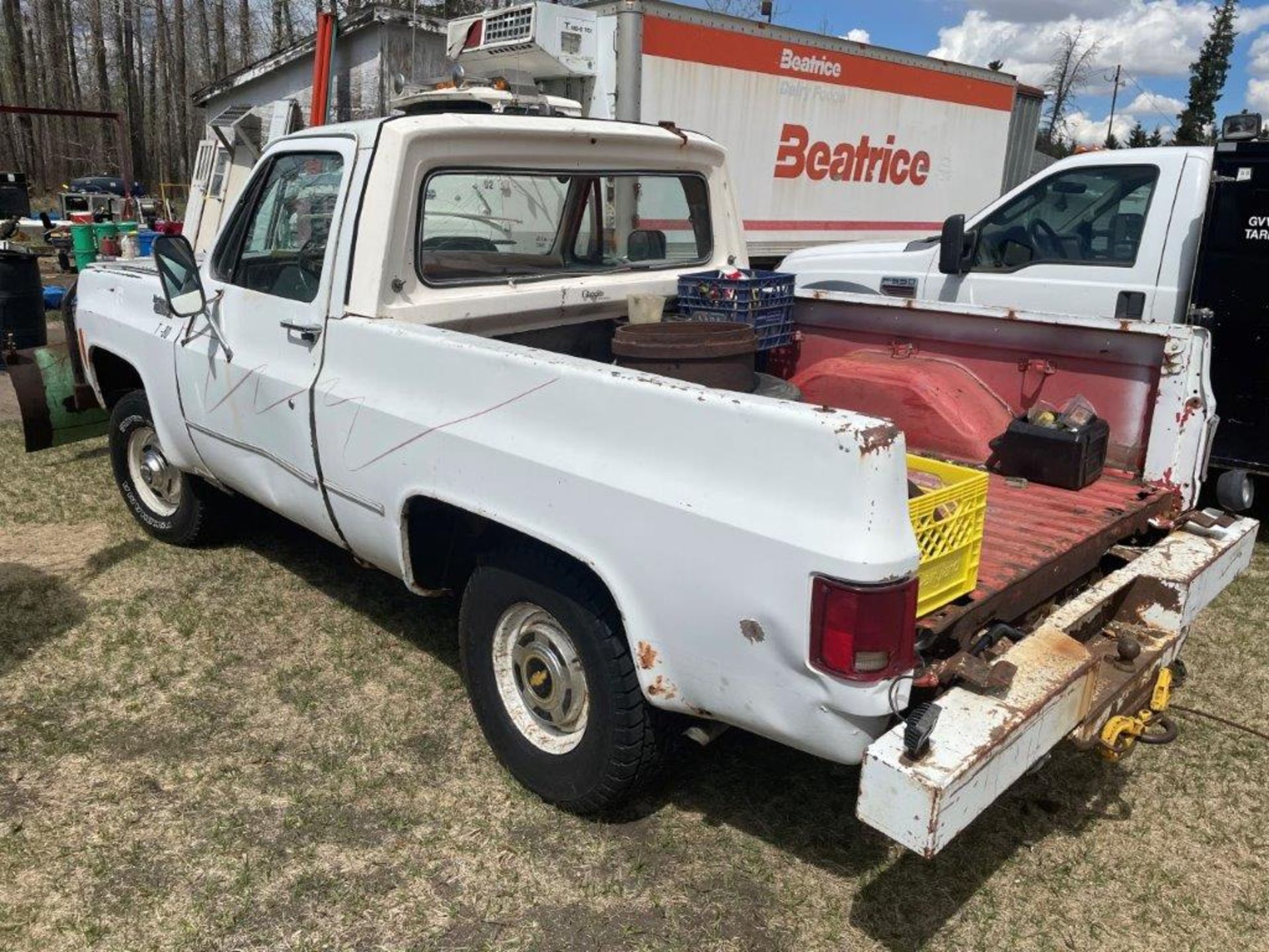 1985 CHEVROLET CUSTOM DELUXE K-20 4X4 TRUCK, REG CAB, W/ SHOP BUILT HYDRAULIC 7FT DOZER BLADE - Image 4 of 4