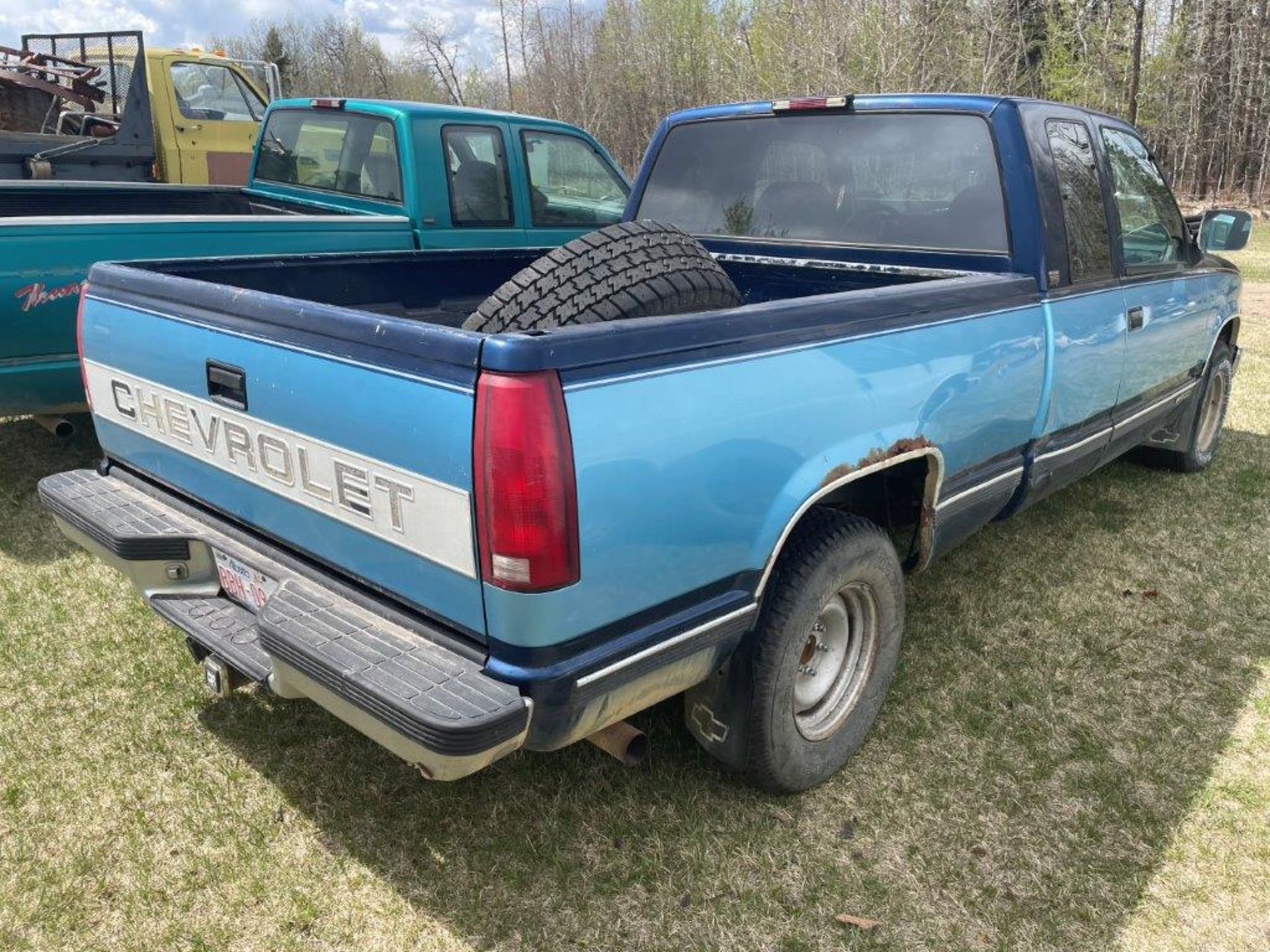 1993 CHEVROLET 1500 EXTENDED CAB PICK UP TRUCK W/ 6FT BOX, 5.7L GAS ENGINE, 250,180KM SHOWING, S/N - Image 3 of 6