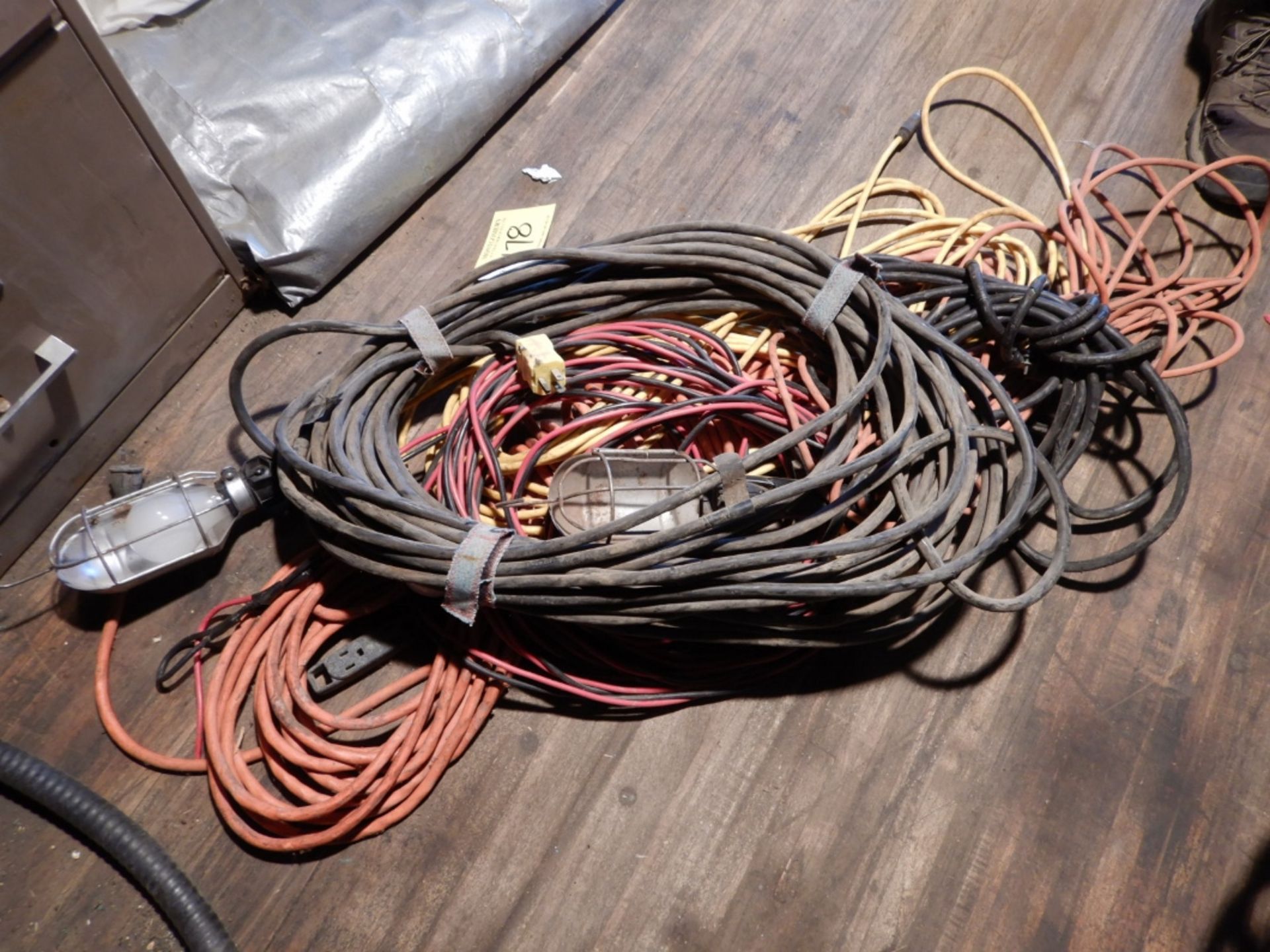 L/O ASSORTED POWER CORDS, TROUBLE LIGHTS