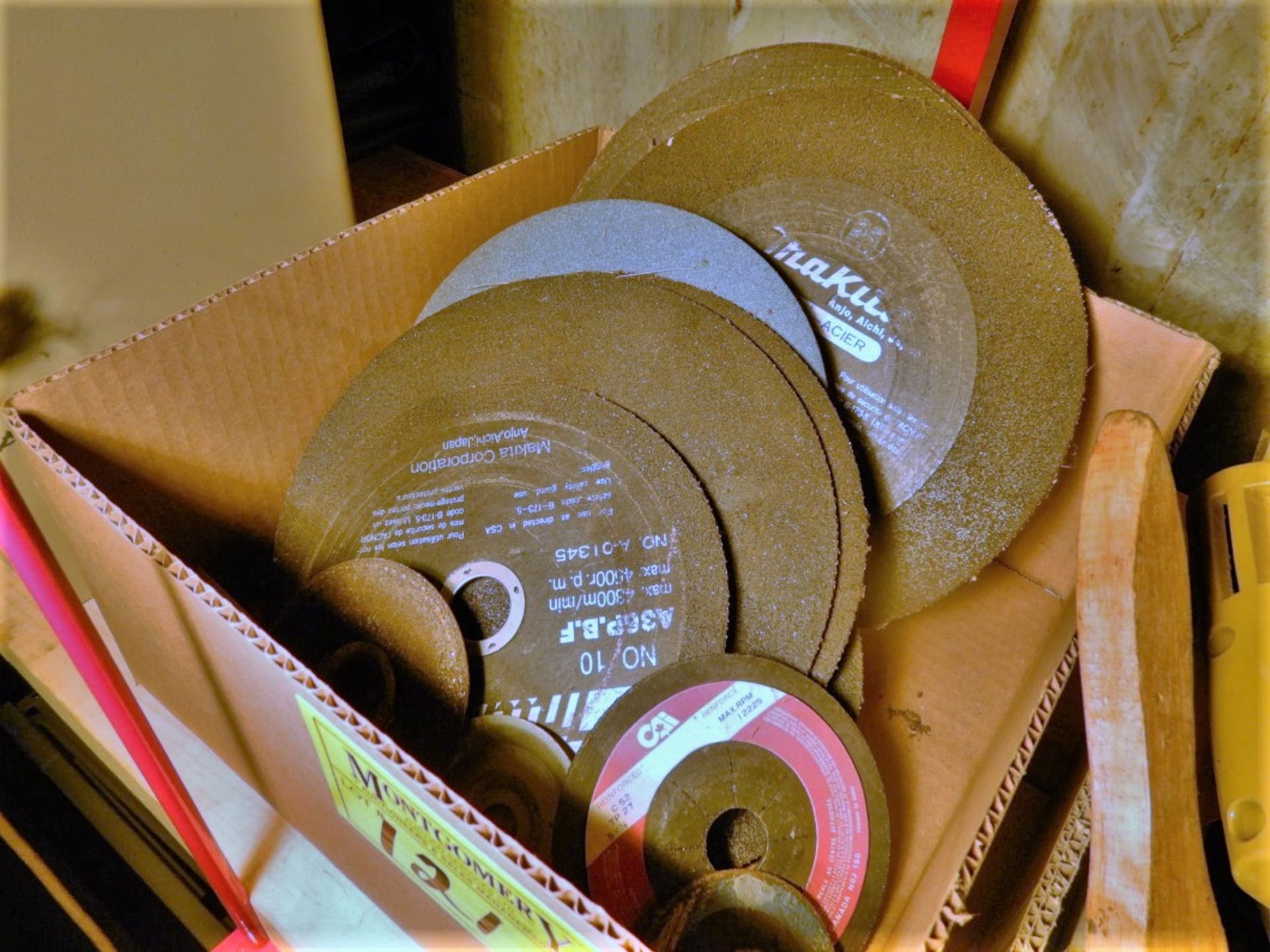 BOX OF ASSORTED GRINDING AND CUT OFF DISCS
