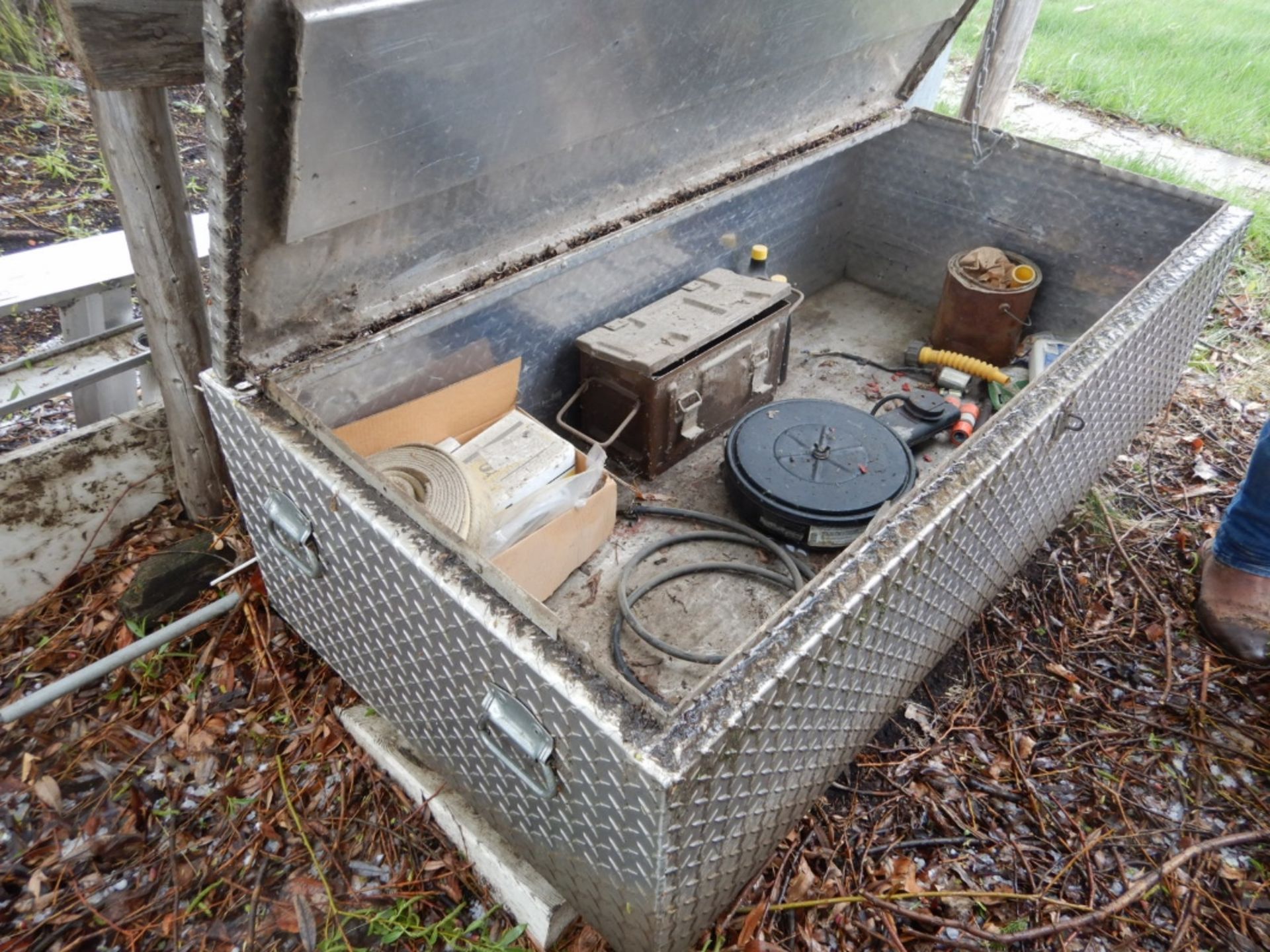 CHECKER PLATE TOOL STORAGE BOX 60IN X 30IN X 16IN - Image 3 of 3