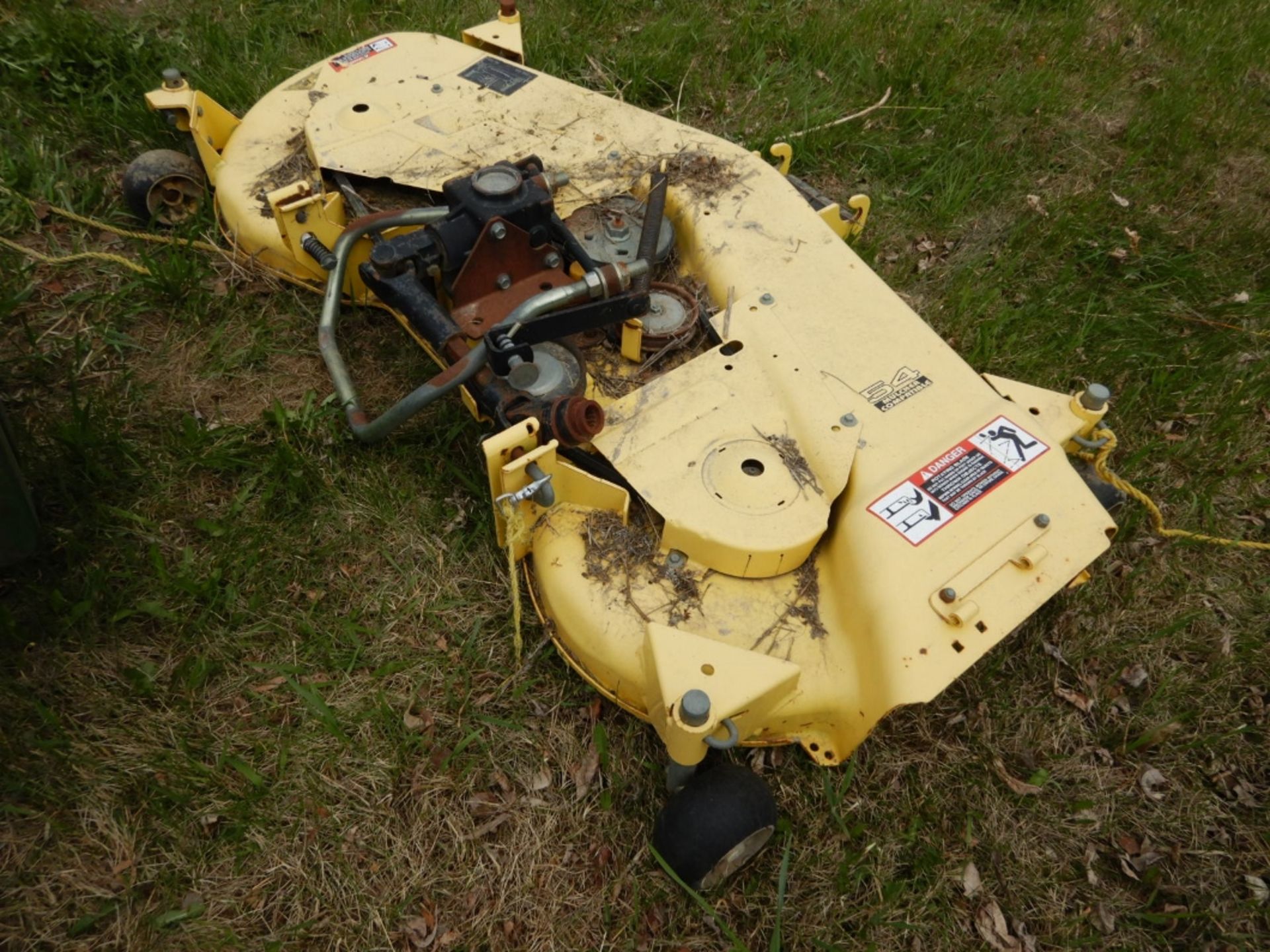 JOHN DEERE 425 LAWN TRACTOR W/3 PT W/JD 54 INCH MULCHER COMPATIBLE MOWER DECK - Image 3 of 6