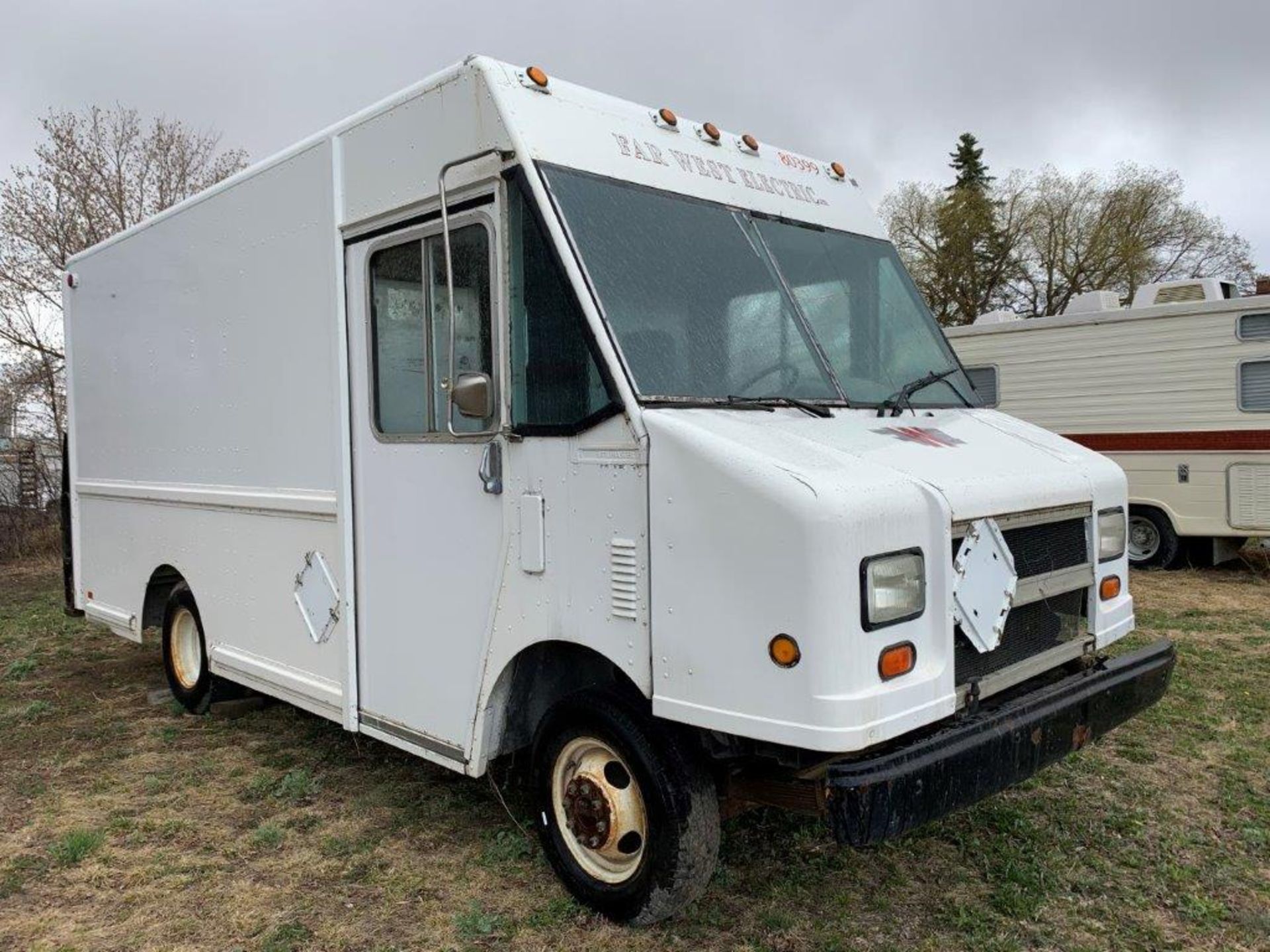 1998 UTILIMASTER P-30 PARCEL DELIVERY VAN – RUNNING – 78769 KM, DUAL WHEELED, S/N 1GBJP32W0T3308361