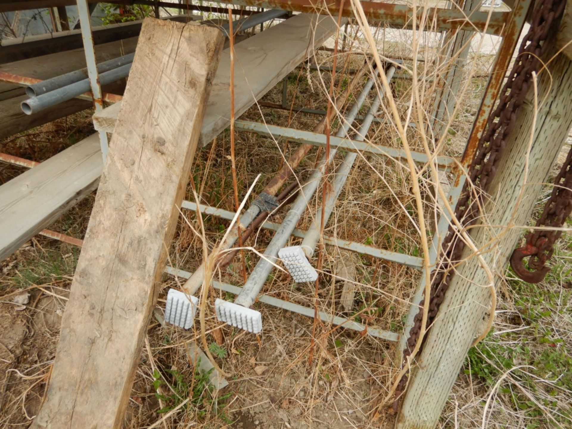 LEAN-TO SKIDDED SHED 11FT X 16FT INCLUDING CONTENTS, LUMBER 3-2W 10FT PANELS, ETC. - Image 2 of 3