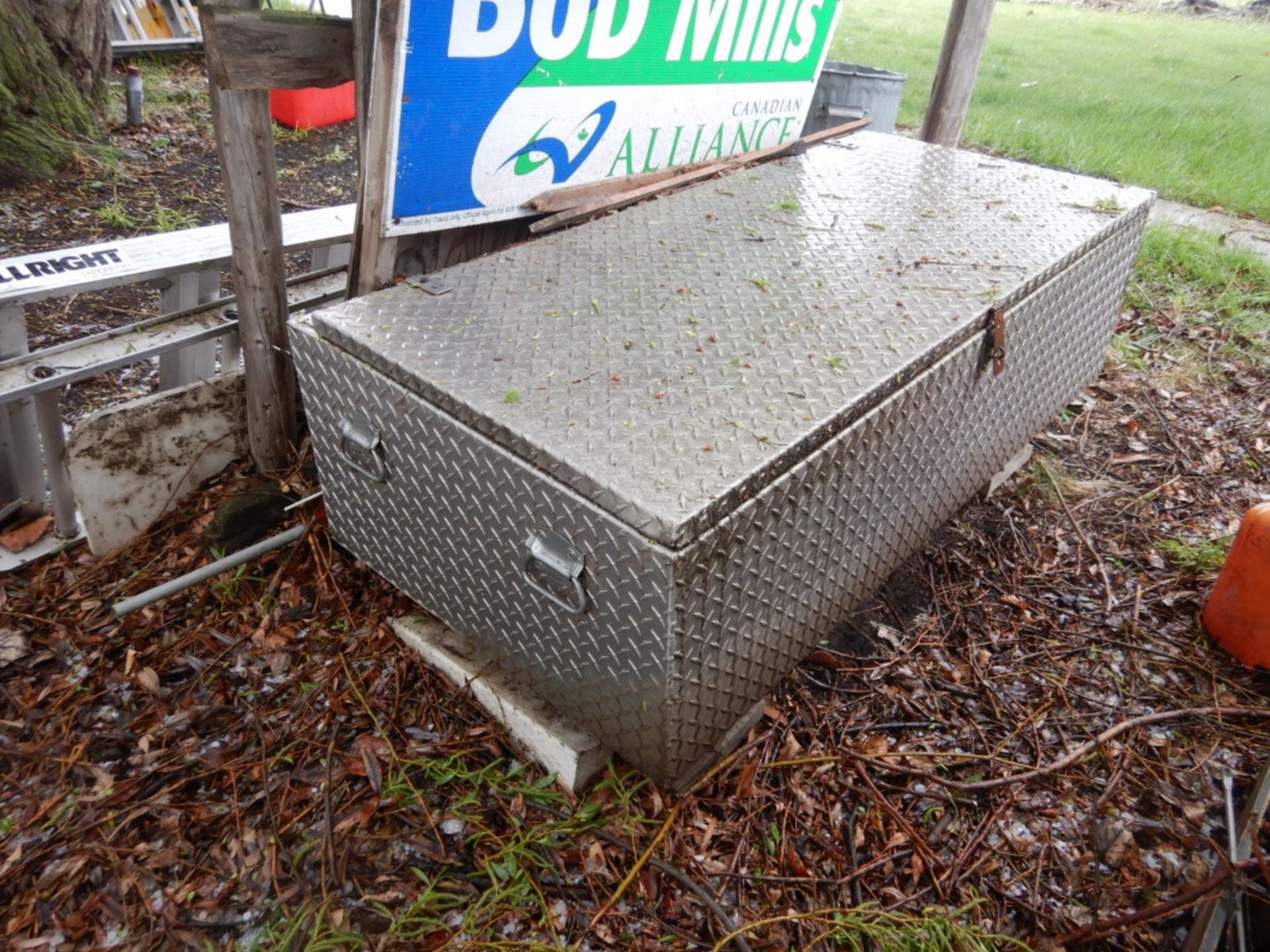 CHECKER PLATE TOOL STORAGE BOX 60IN X 30IN X 16IN - Image 2 of 3