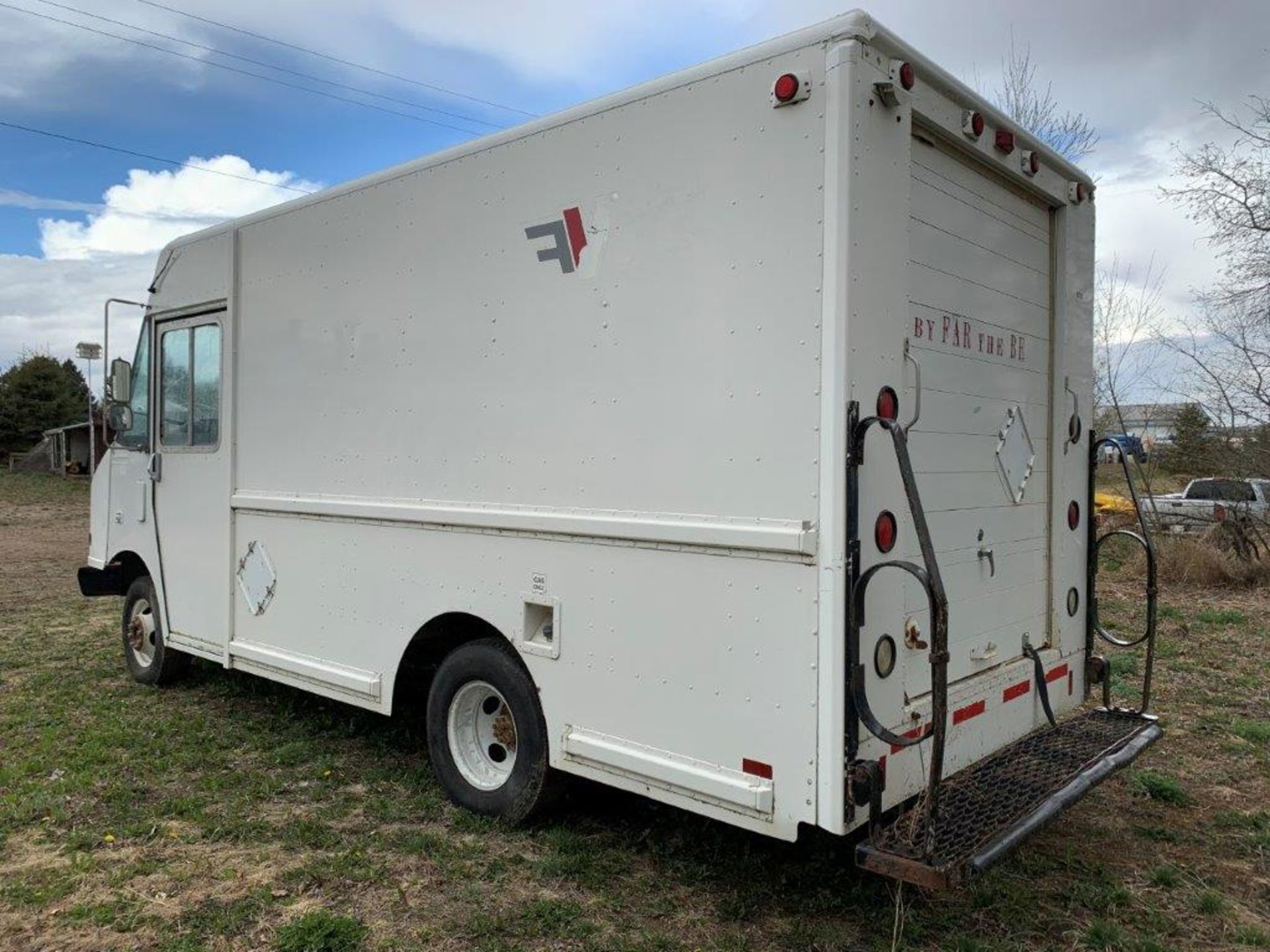 1998 UTILIMASTER P-30 PARCEL DELIVERY VAN – RUNNING – 78769 KM, DUAL WHEELED, S/N 1GBJP32W0T3308361 - Image 2 of 6
