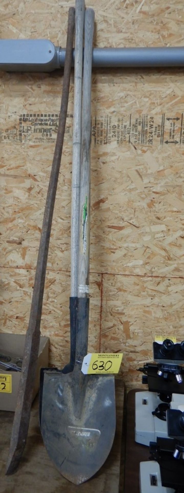 L/O 2-SPADE SHOVELS AND 60IN PINCH POINT BAR