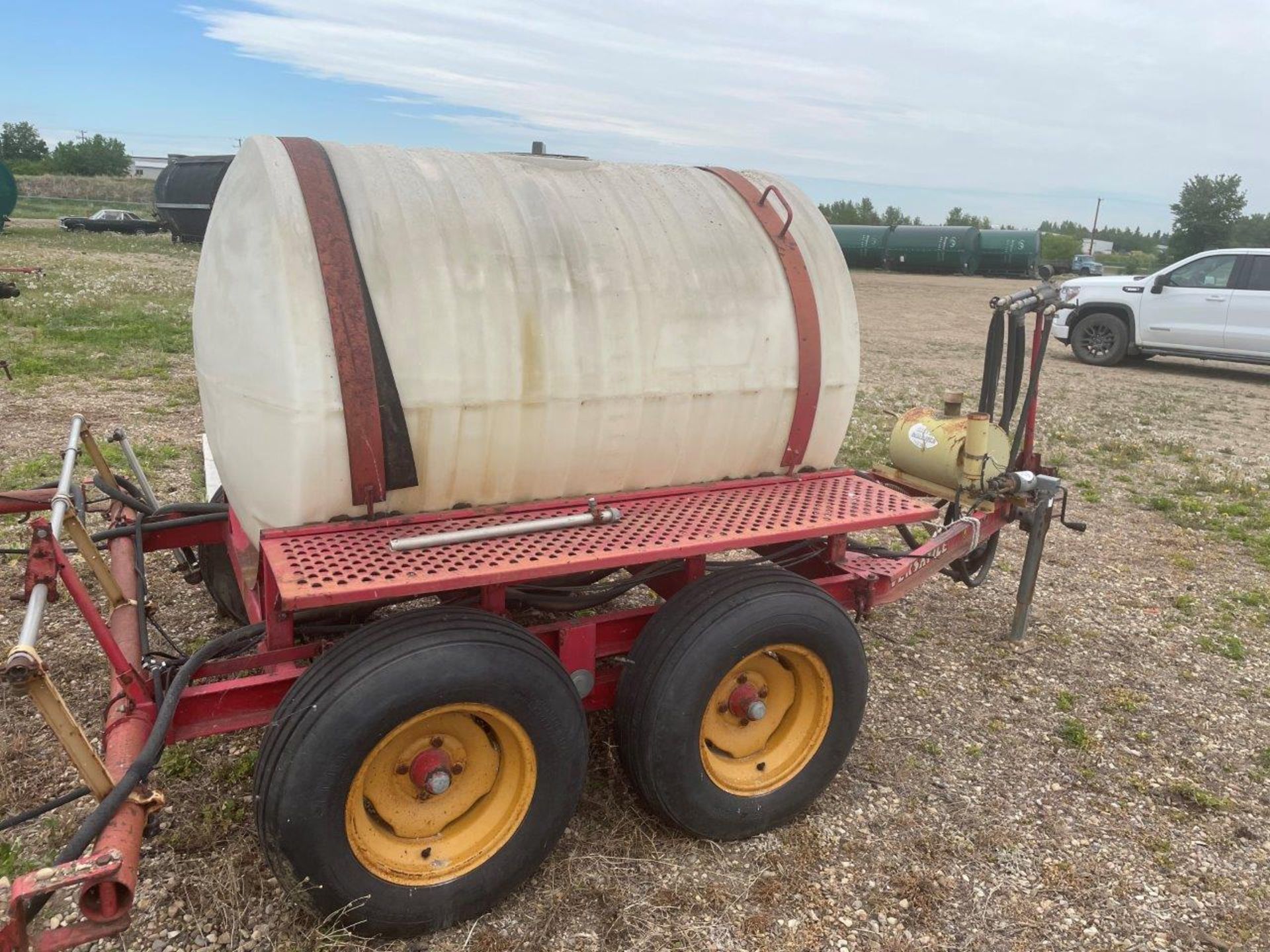 1979 VERSATILE 850 60FT SPRAYER W/ ADJA SILVER MARKER, S/N 005383 - LOCATED IN THE BLINDMAN - Image 7 of 9